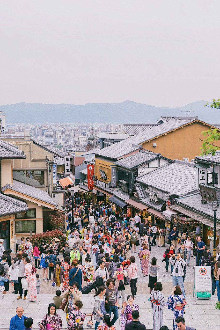 People who come to Kiyomizu Temple, Kyoto
