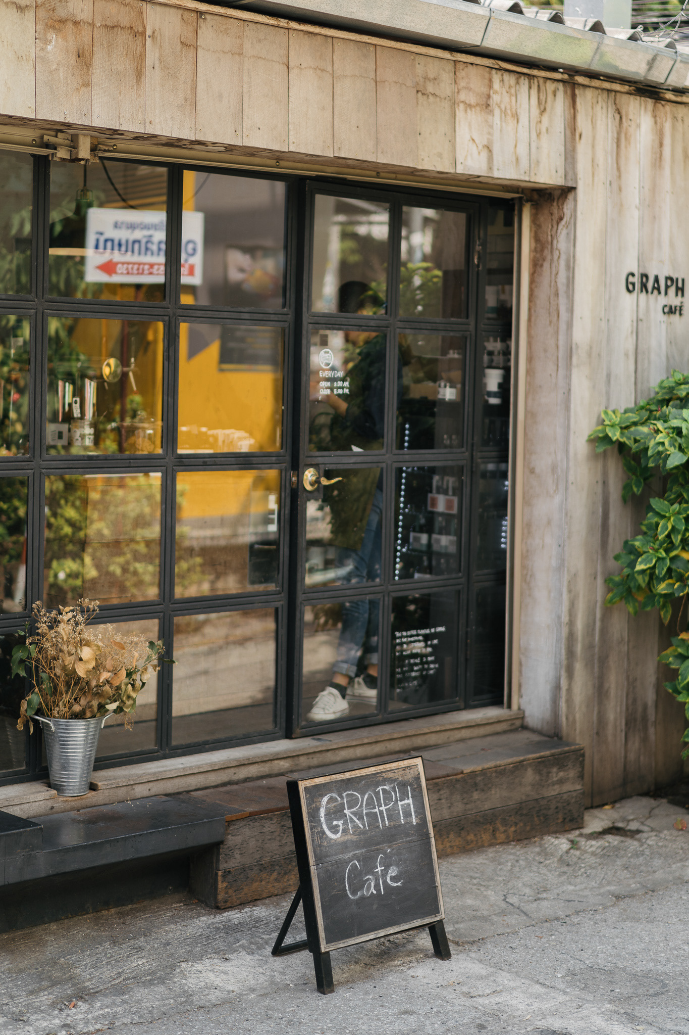 Atmosphere in front of GRAPH CAFE