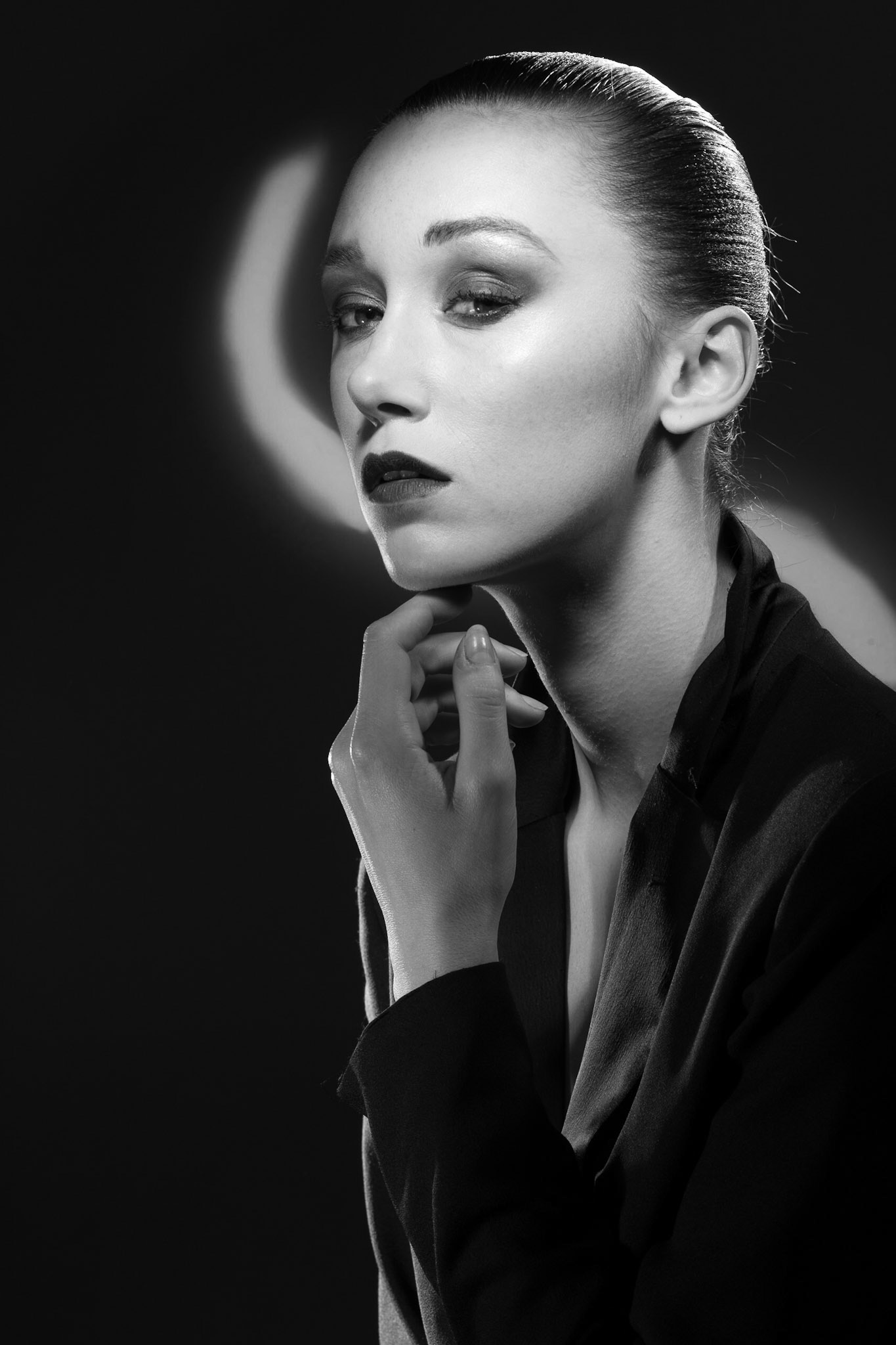 Modèle : Mathilda BarretCoiffure : Audrey AllegretMake-up : Miss DelphAssistant: yolan lemaireDirection du stage : Nath-Sakura PhotographerStudio : Studio photo B612