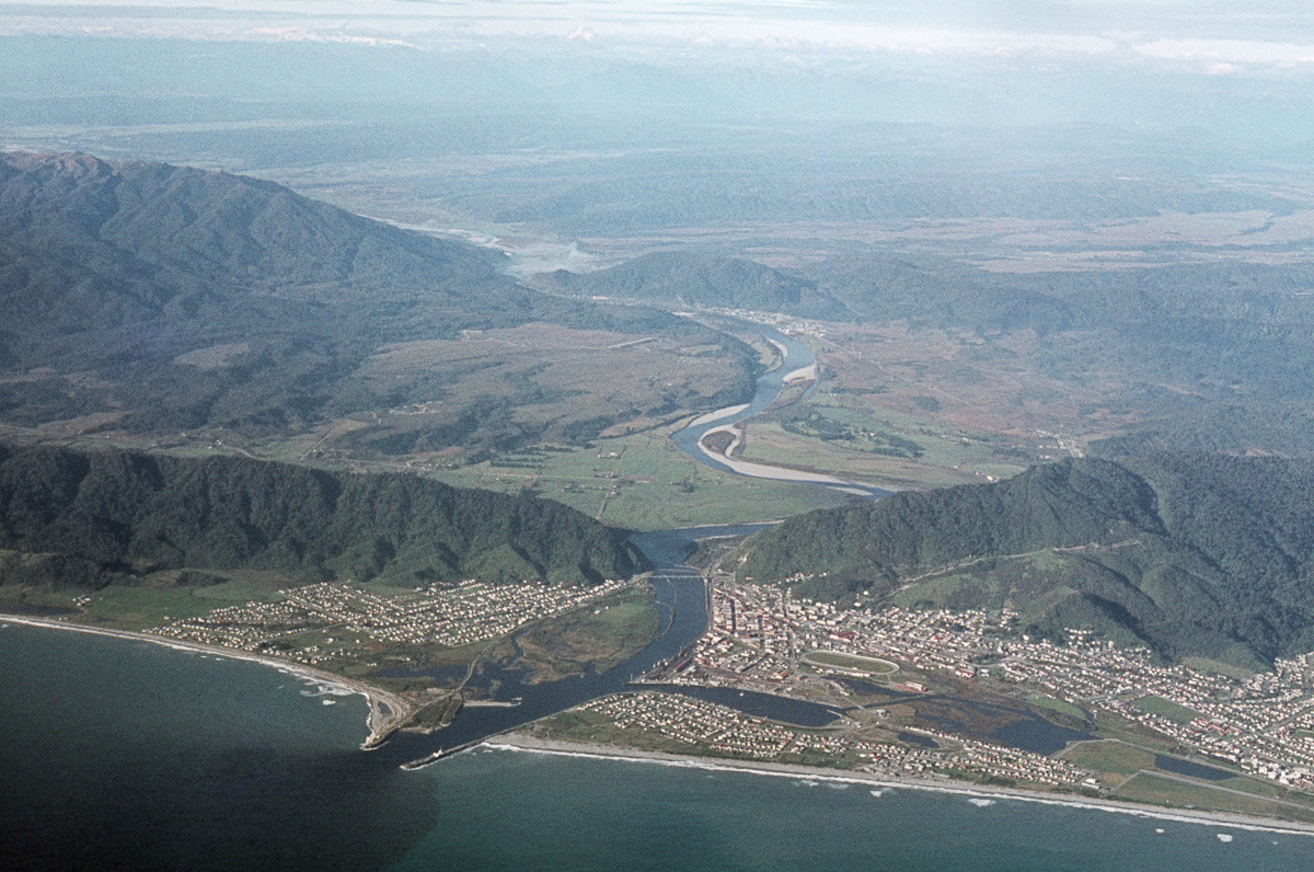 The town of Greymouth with the Grey River entering the sea between Cobden and Blaketown, West Coast, as seen from the air