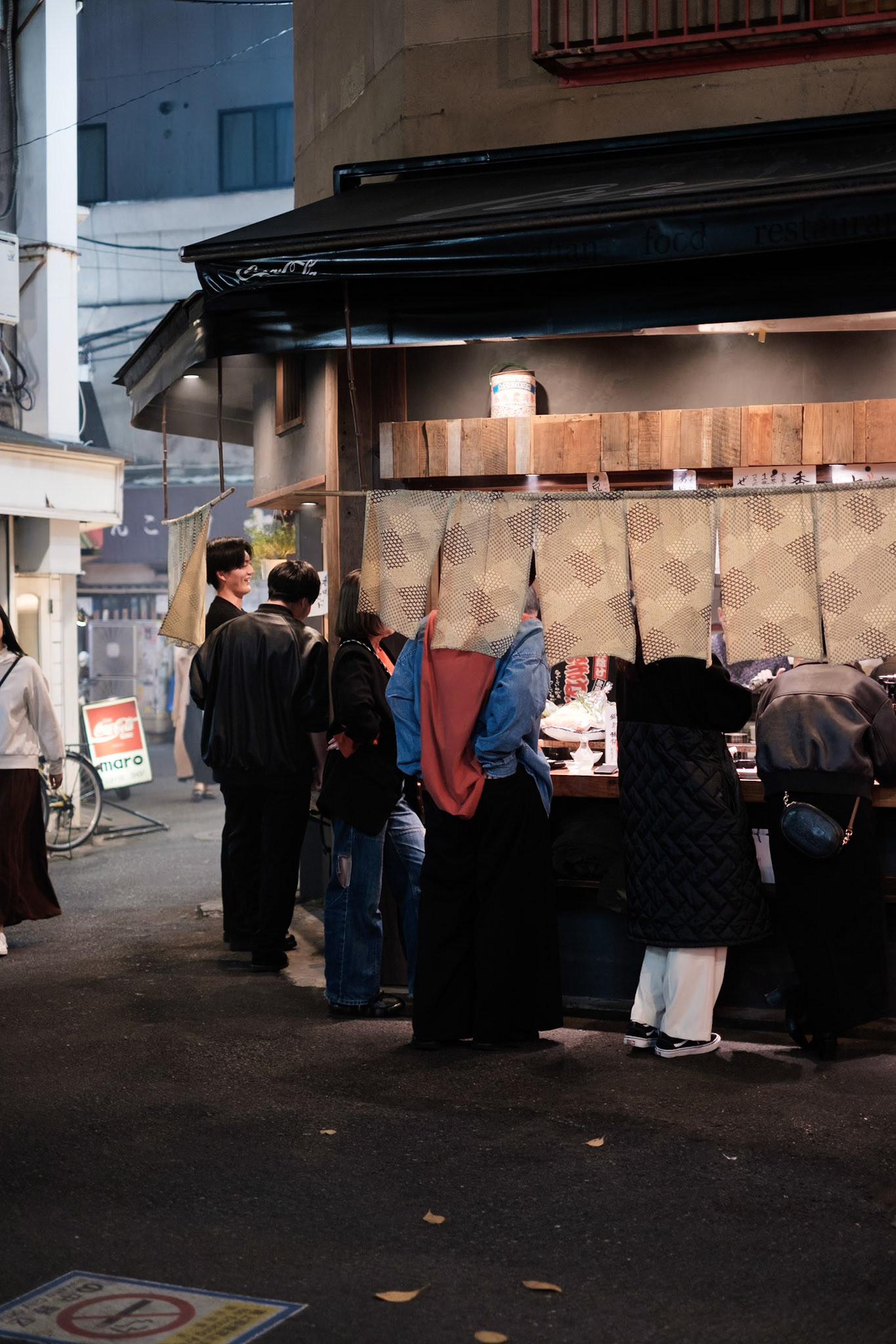 Diners, Tokyo, Japan - Fujifilm X-Pro2