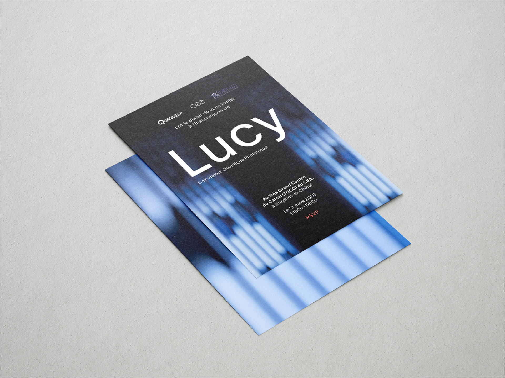 Invitation imprimée recto verso avec visuel en très gros plan du calculateur quantique photonique Lucy