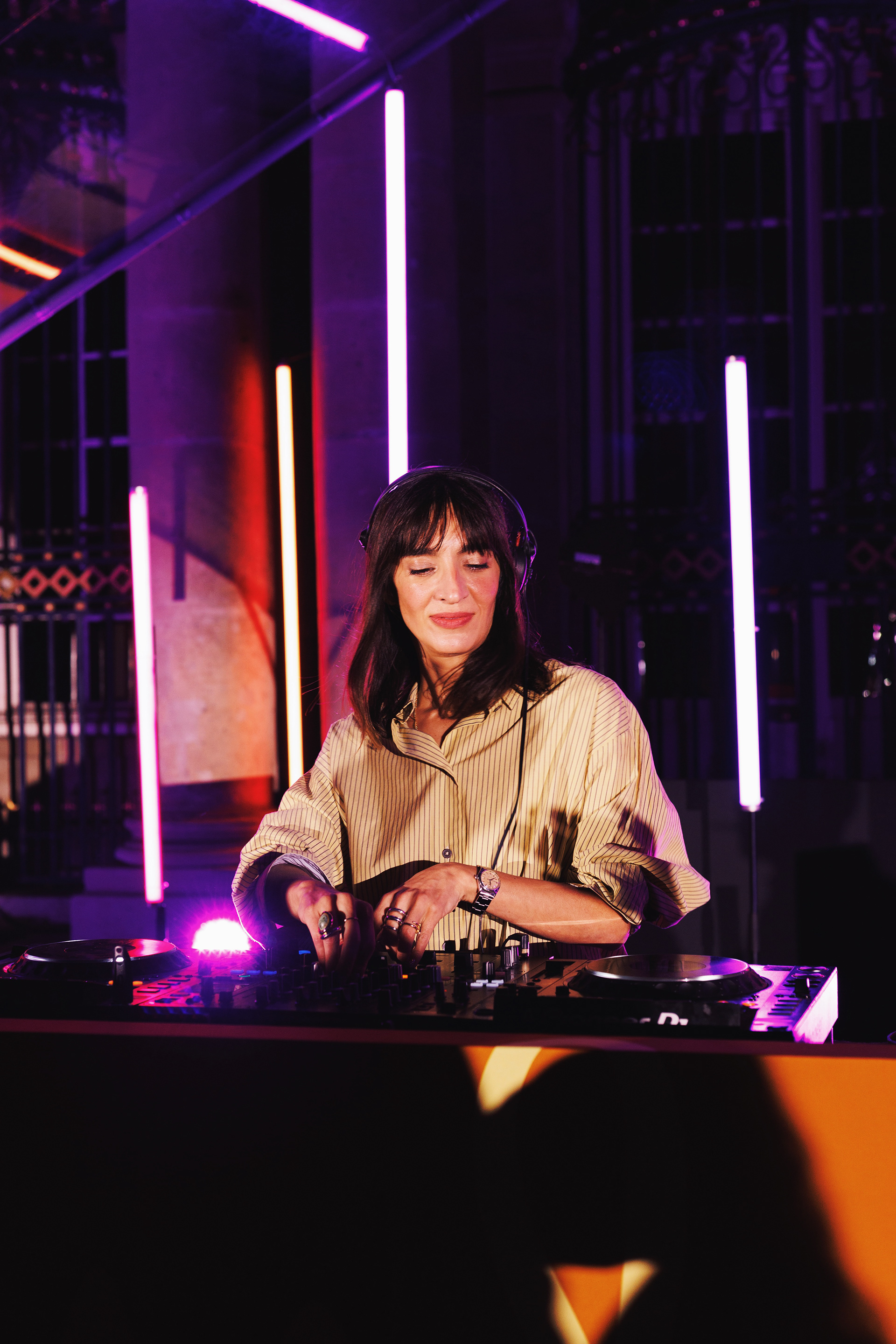 La DJ Piu Piu mixant lors de la Garden Party de Paul Smith à Paris, Musée des Archives Nationales 