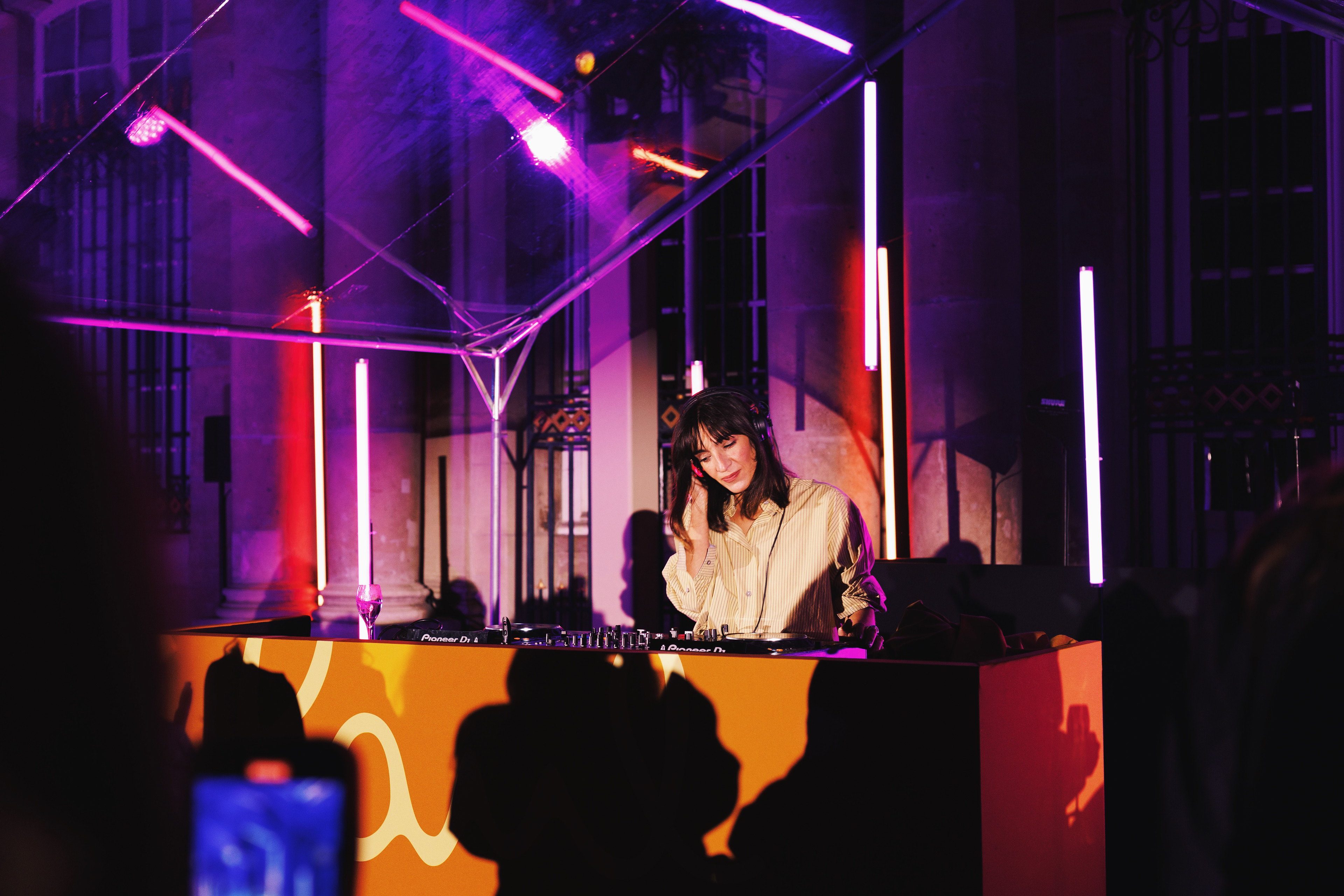 La DJ Piu Piu mixant lors de la Garden Party de Paul Smith à Paris, Musée des Archives Nationales 