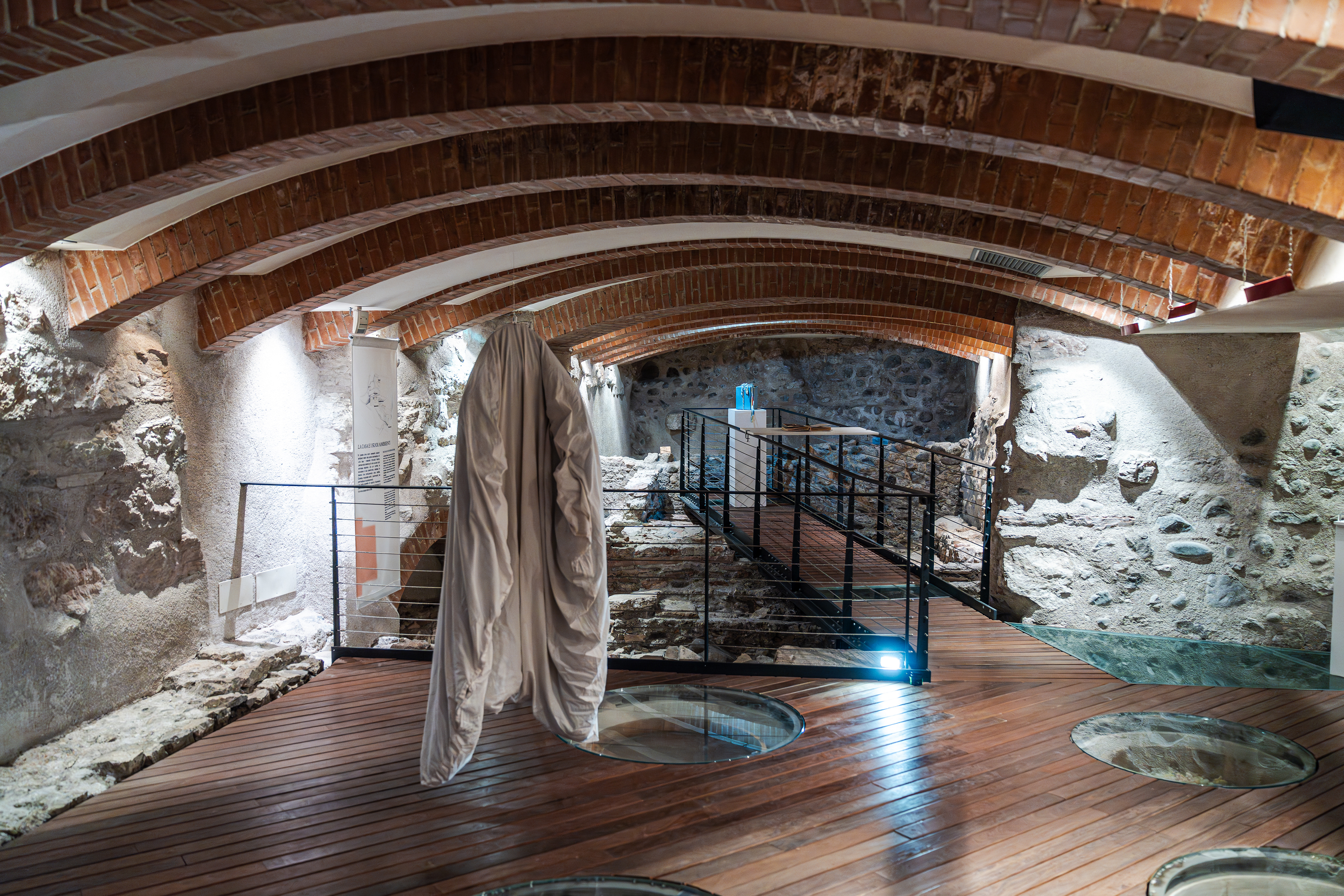 Display of the sculture with artificial lights. Photo credits: Marco Deavi
