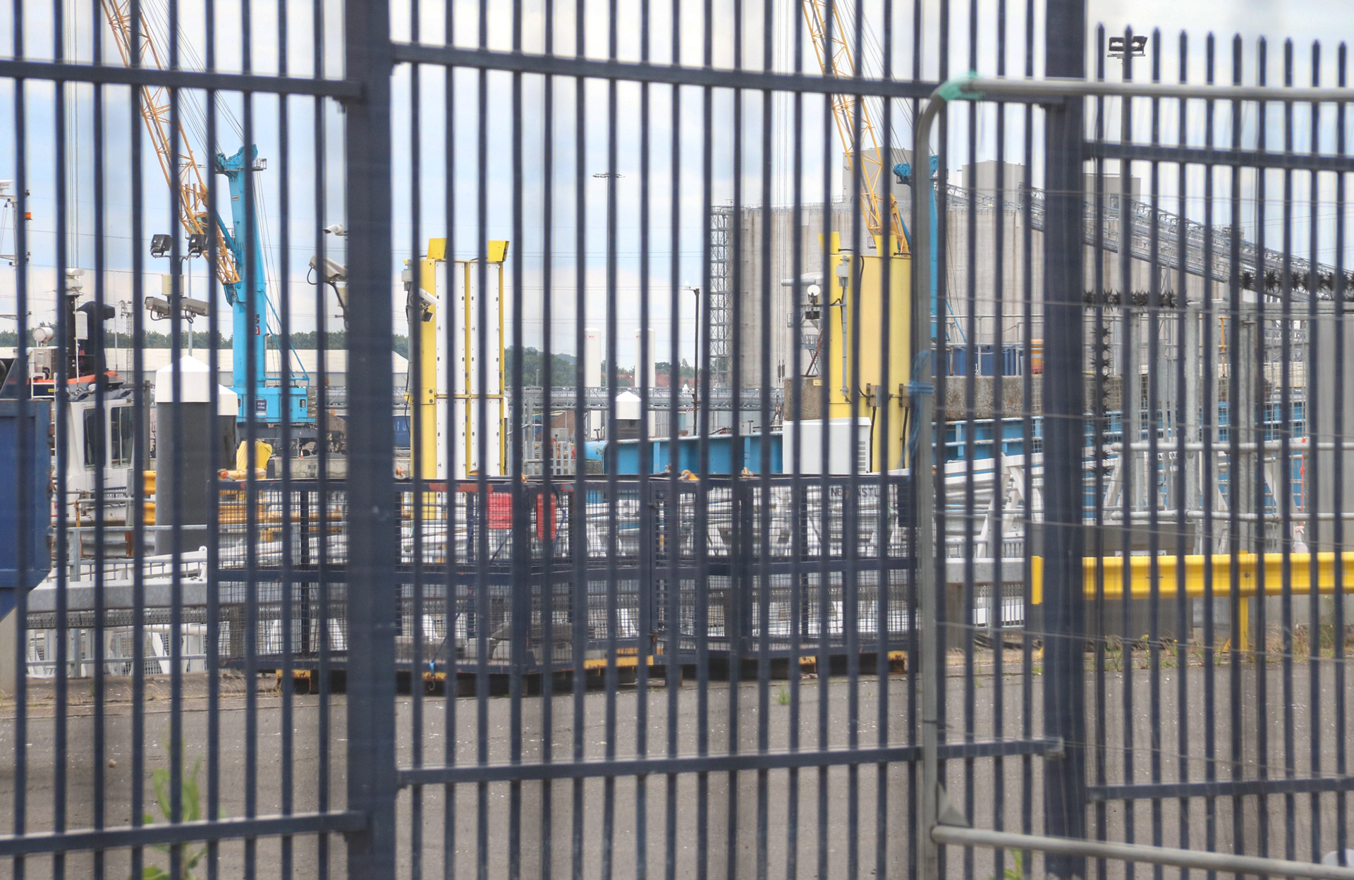 Through the fence. Royal Quays 