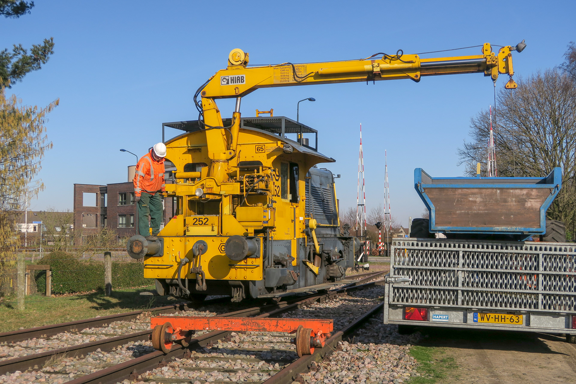 Rangeerloc de Sik met kraan bij overweg aan de Vorstenbosscheweg in Veghel 2018