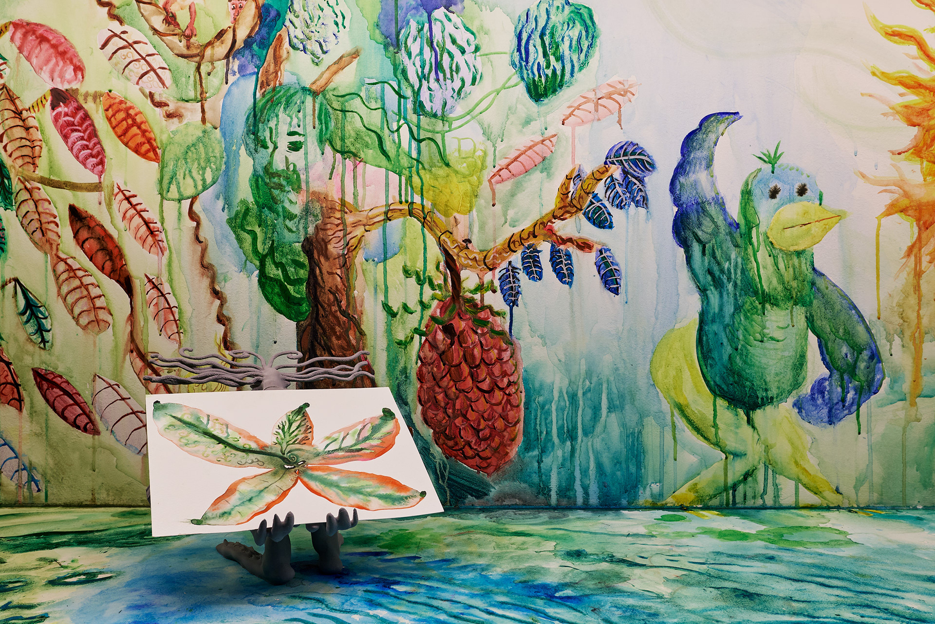 Jérémy Griffaud, Sous le ciel, 2024, série de dessins préparatoires (aquarelle sur papier) et peinture murale in situ (détail vitrine). Courtesy de l’artiste. Vue de l’exposition au musée national Marc Chagall, Nice. Photo : © musées nationaux du XXe siècle des Alpes-Maritimes / Anthony Lanneretonne © Adagp, Paris, 2024.