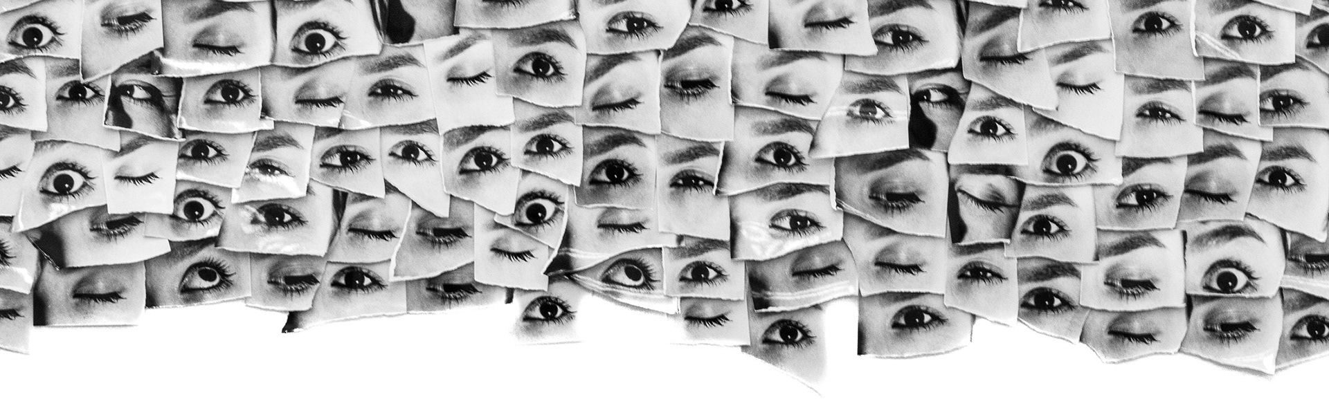 Montage photographique horizontal en noir et blanc représentant une multitude d'yeux isolés, découpés de façon irrégulière. Le collage alterne entre des yeux grands ouverts, fermés, clignants ou regardant dans différentes directions. L'ensemble crée un effet de mosaïque texturée et intense, évoquant la surveillance, l'observation ou une multitude de perspectives.