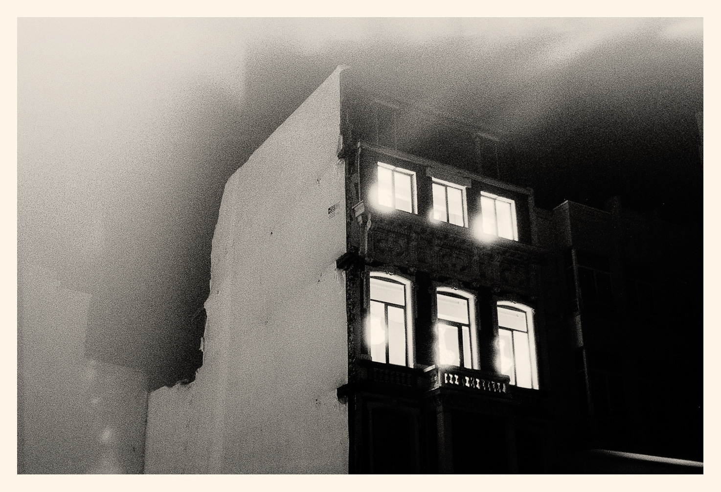 Photographie argentique de Gildas Lepetit-Castel tirée sur papier baryté ton chaud. Homemade silver gelatin print.