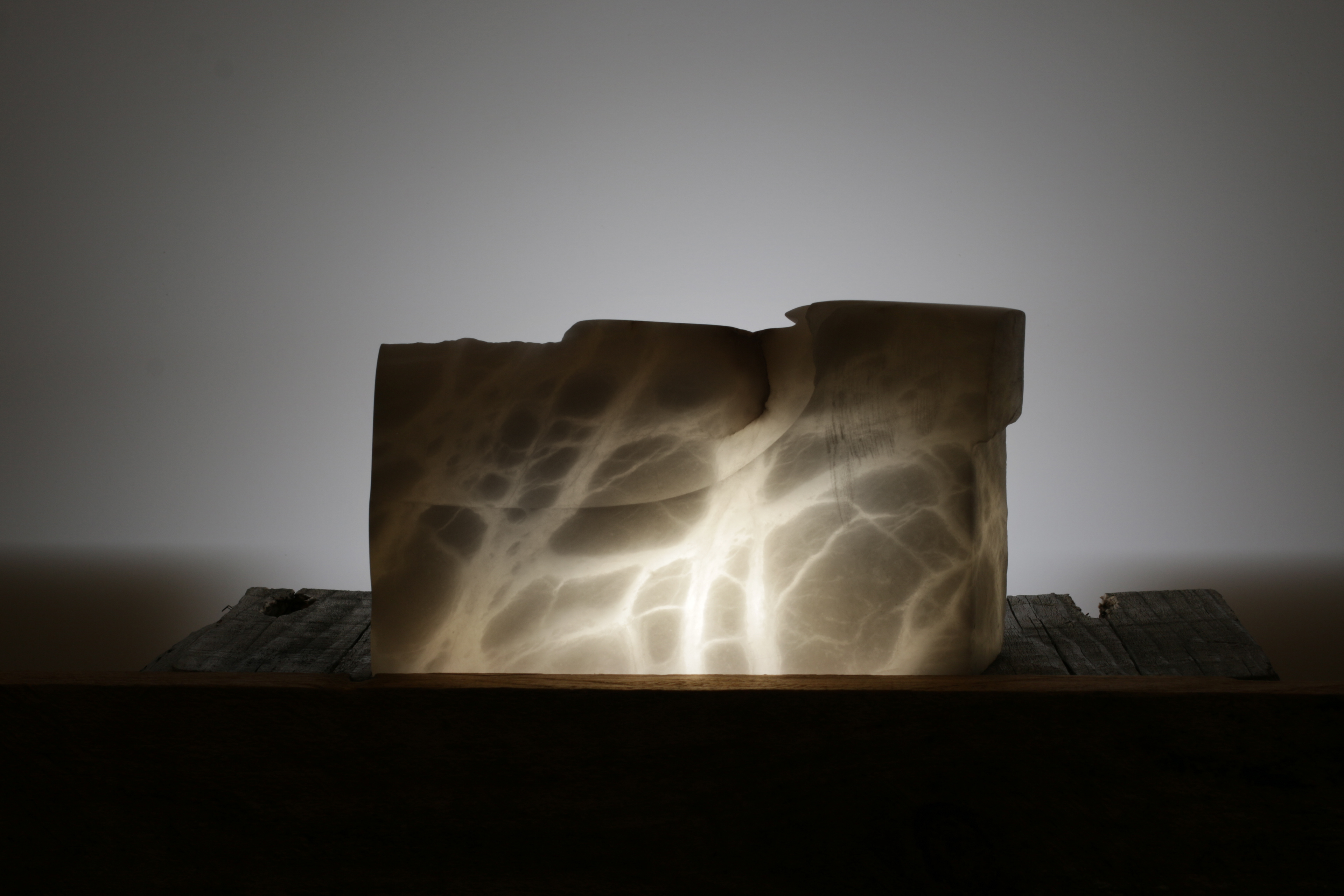 Hatsu, (H x L x l) : 20 cm x 30 cm x 20 cm Albâtre, led 2019 – Oeuvre produite avec le soutien de la Région Île-de-France Talents Émergents