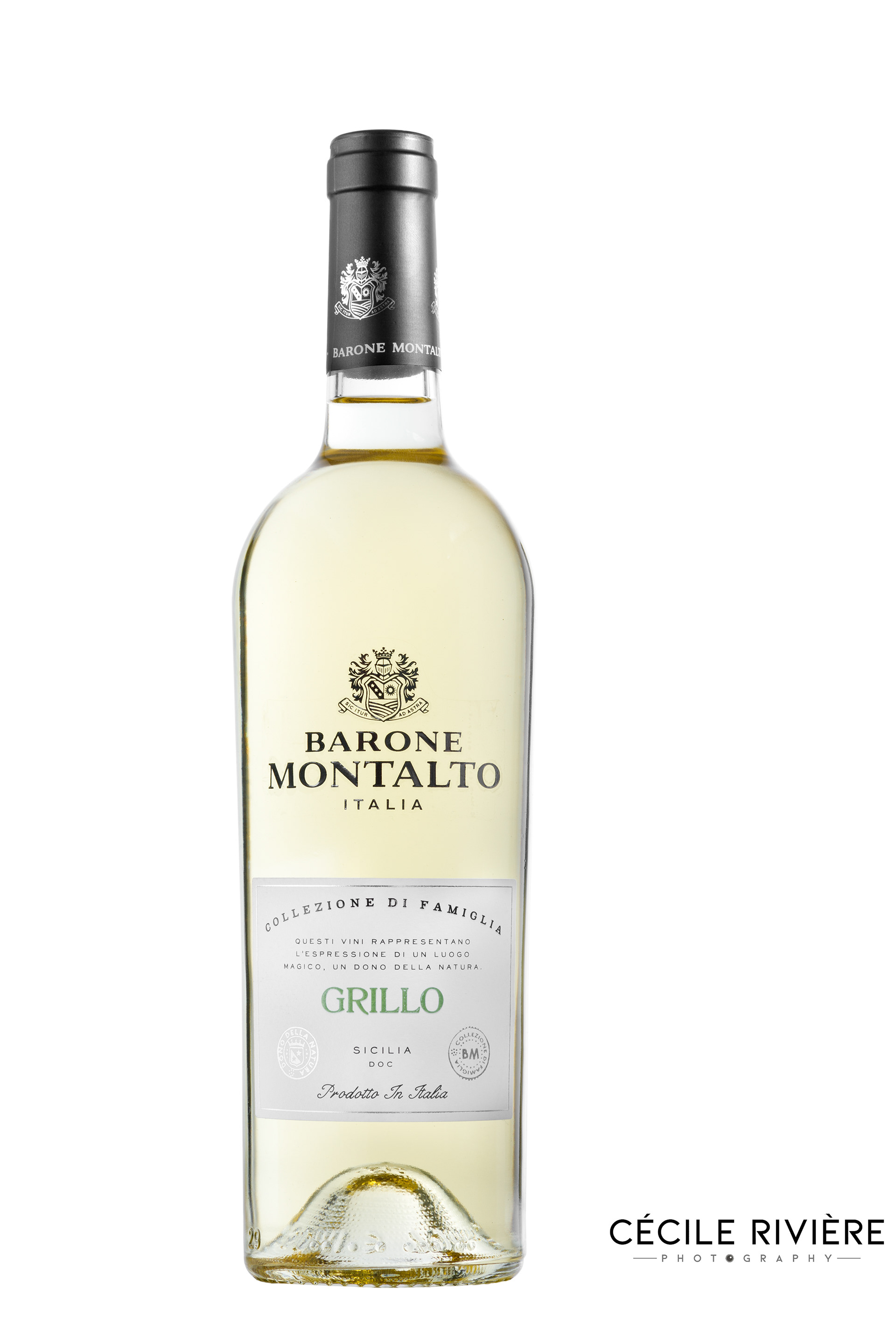 Bouteille de vin blanc sur fond blanc type pack shot