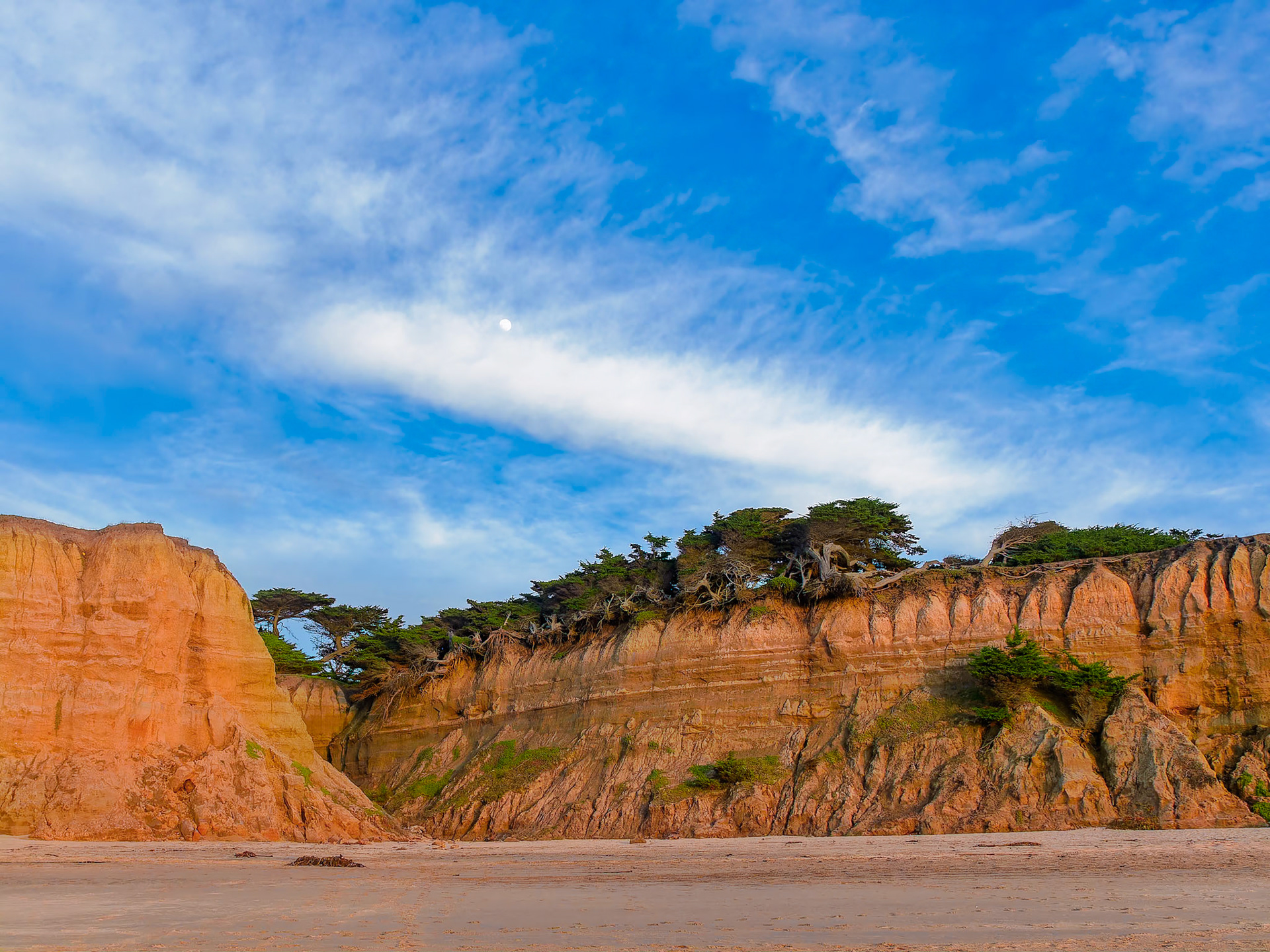 18128495 Moon Over Cliff