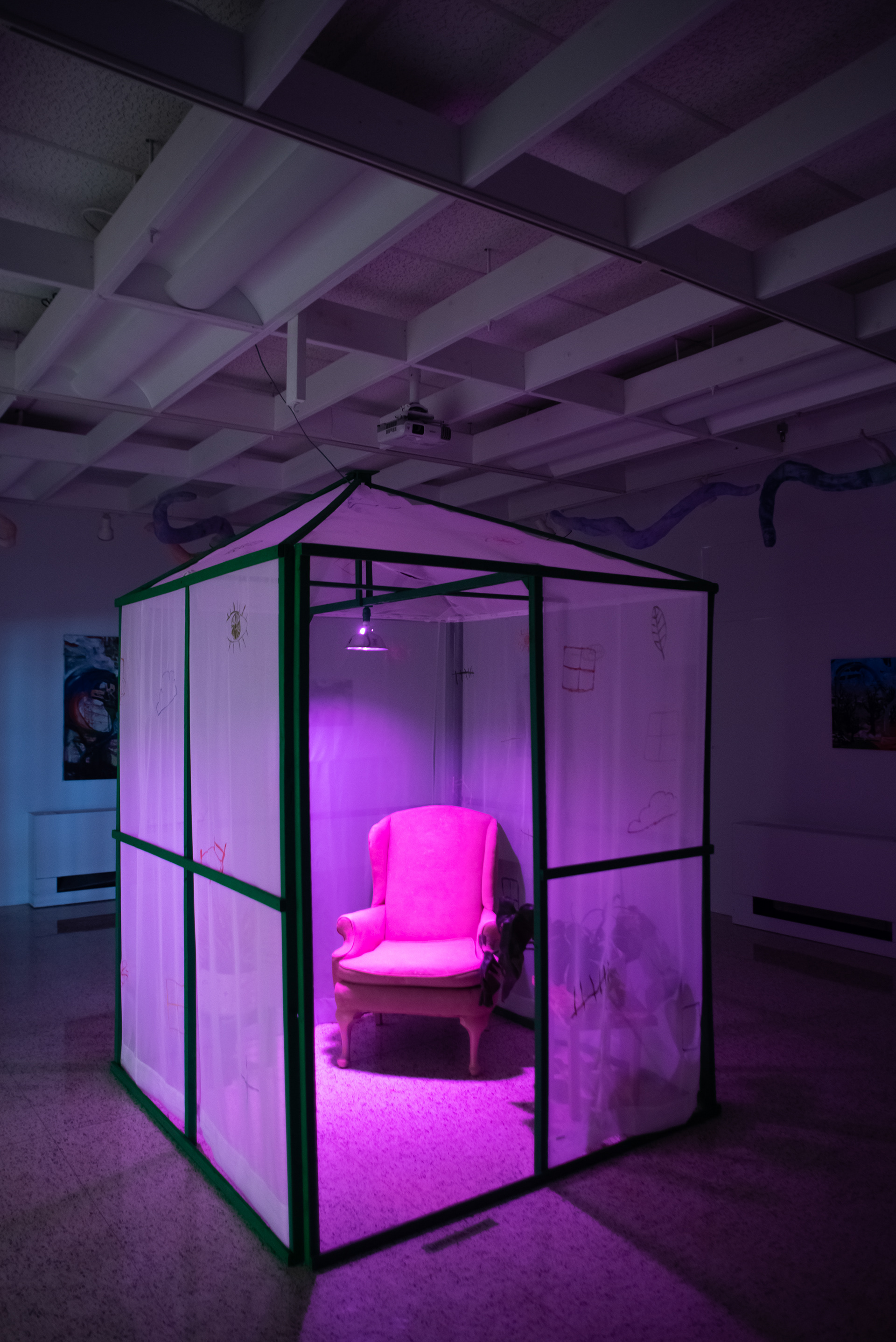 Lights off in the gallery, Photo by Max Boileay