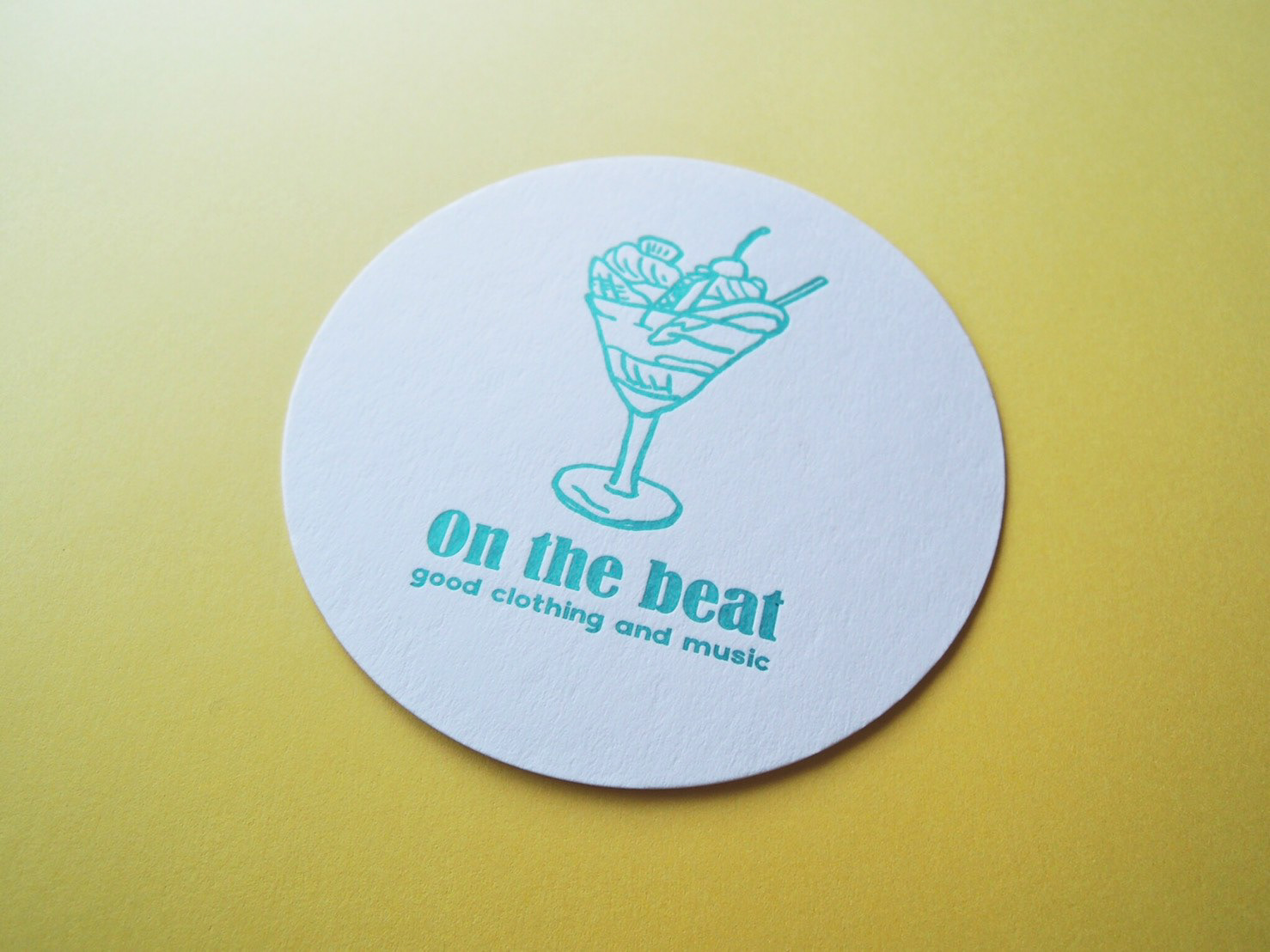 ビンテージショップ On the beat さんのロゴデザイン・コースターを作成しました。