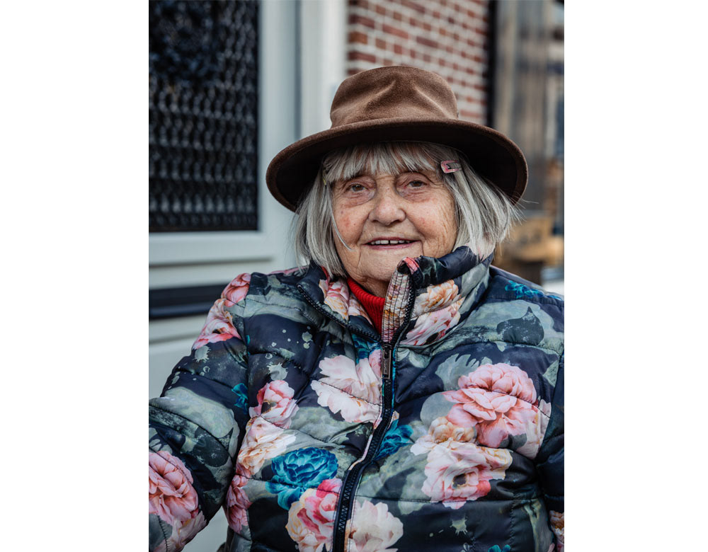 Ingrid (82): 'Mijn scootmobiel brengt me overal naar toe.en houdt me onder de mensen.'