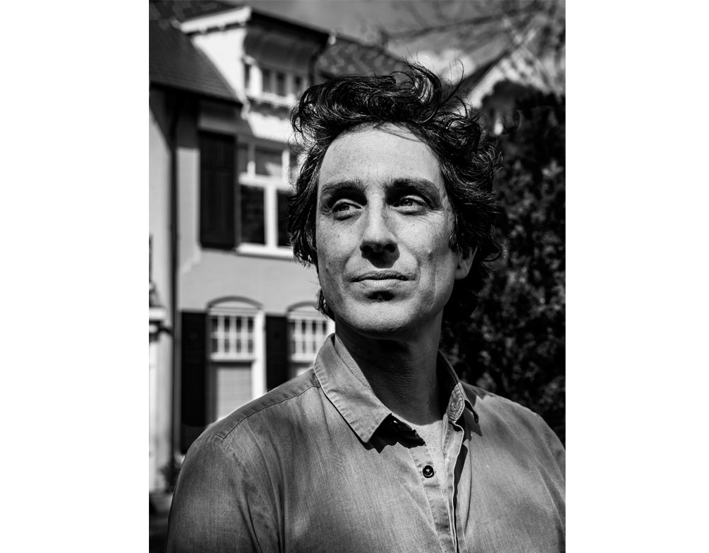 Rafael (42): 'Toen het financieel slecht ging bij mijn ouders, was er geen buffer.. Dat wil ik nooit meer.'
