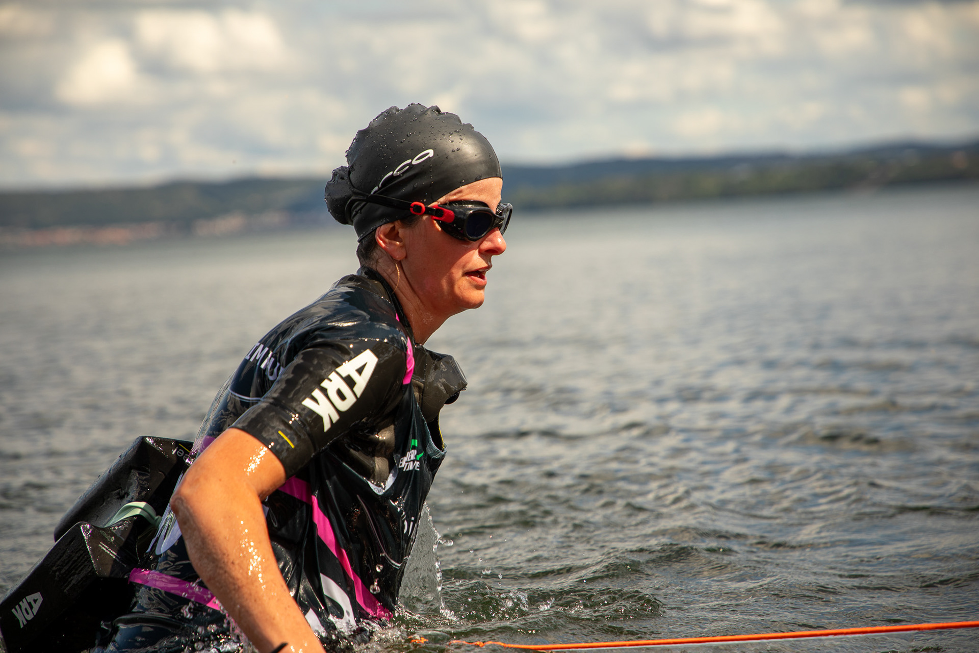 Deltagare från Jönköpings Swimrun kommer upp ur Vättern