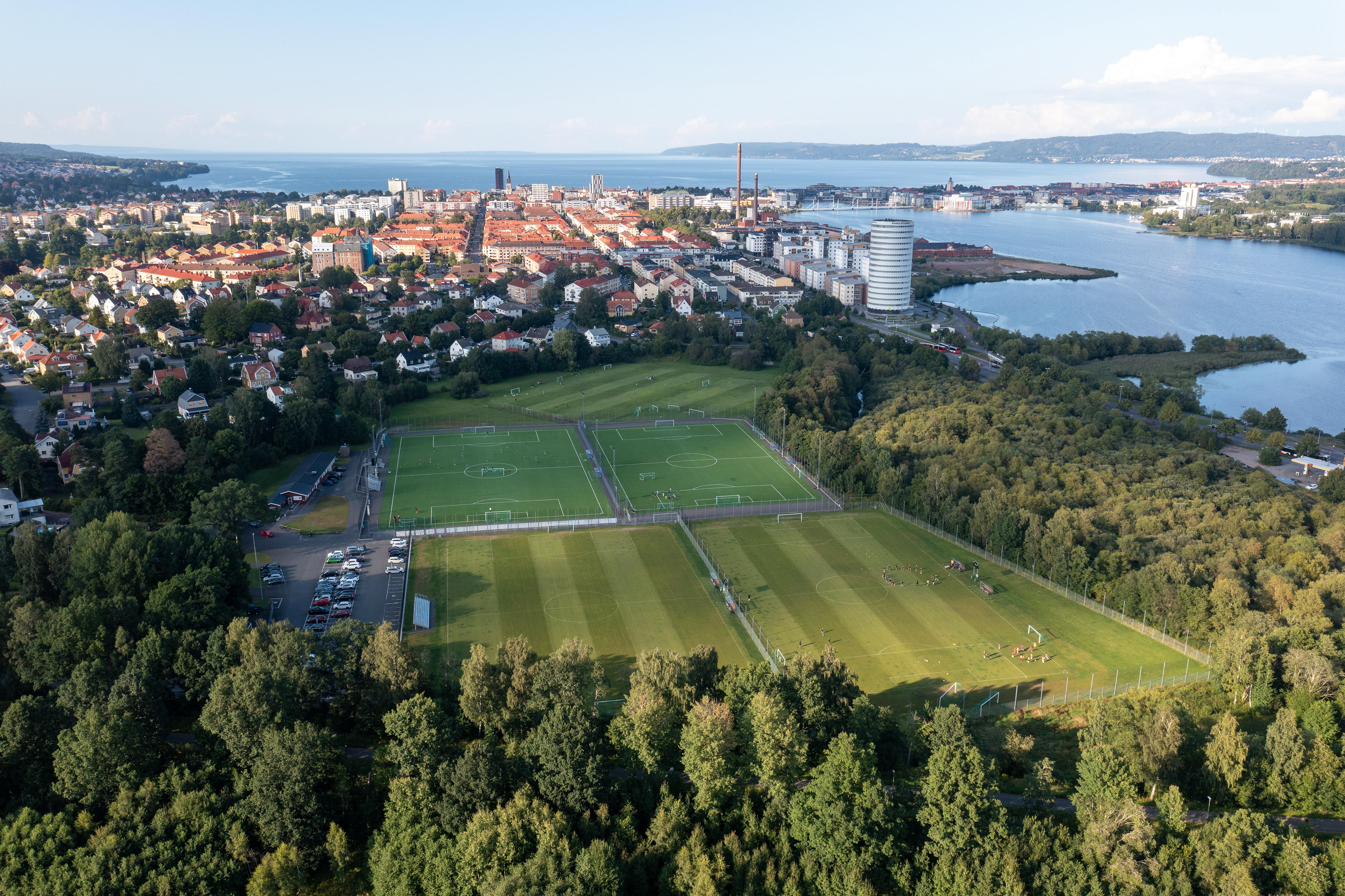 Drönarbild över Jordbrovallen och Jönköping mot Vättern