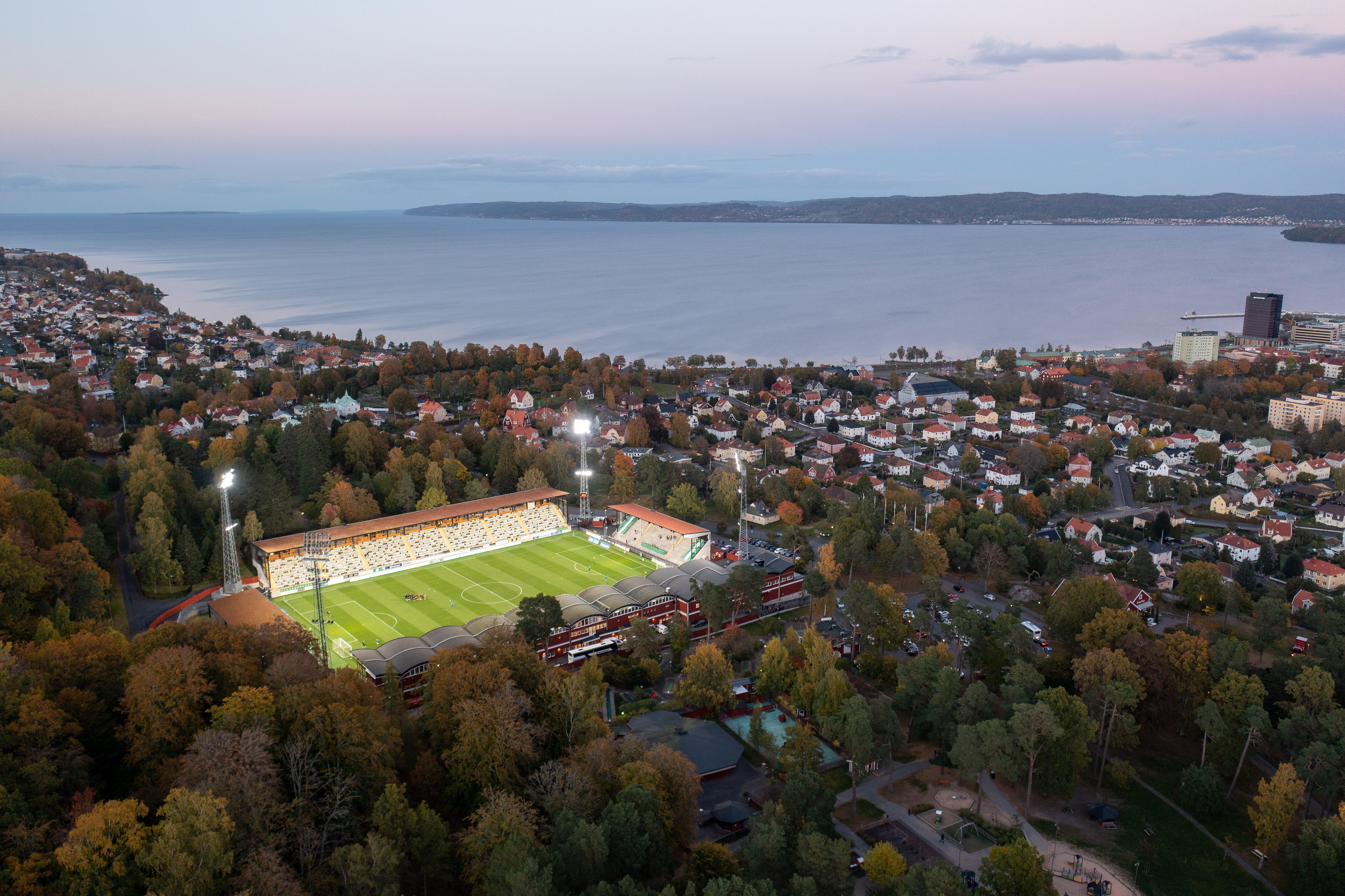Drönarbild Stadsparksvallen och Jönköping med vy över Vättern