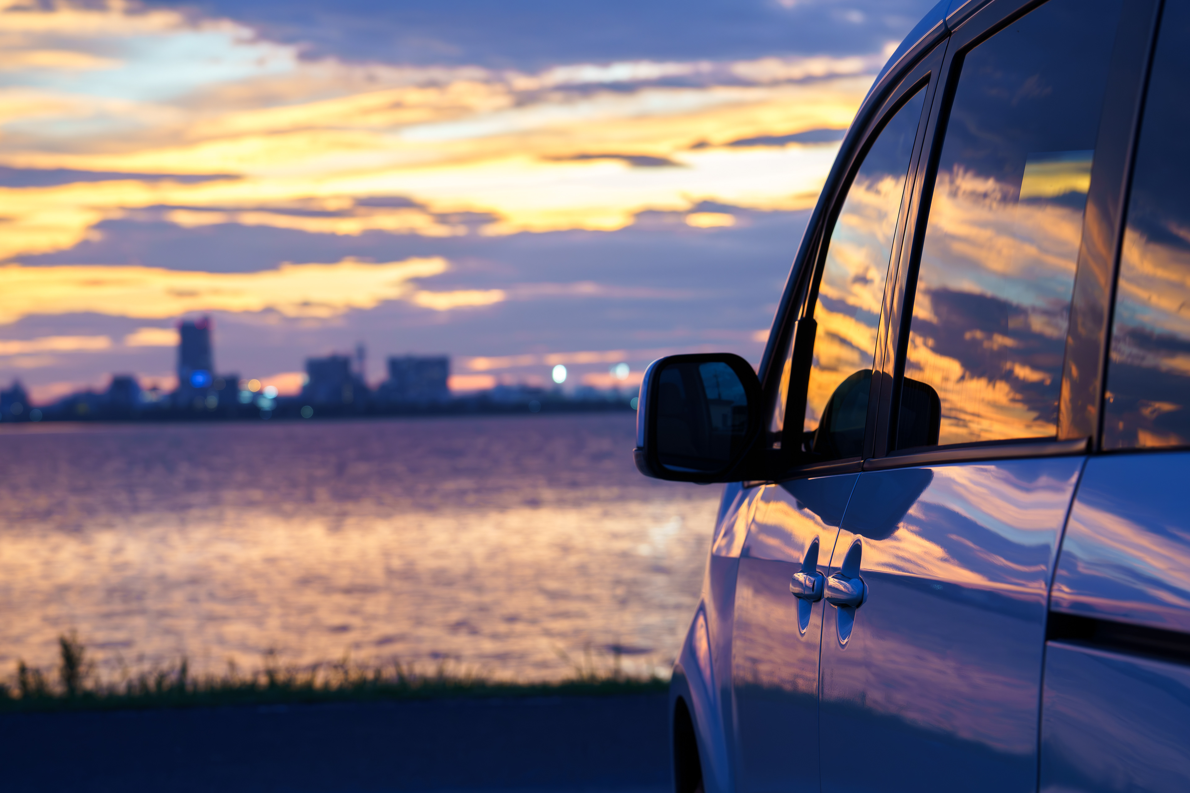愛車と土浦市の夕景