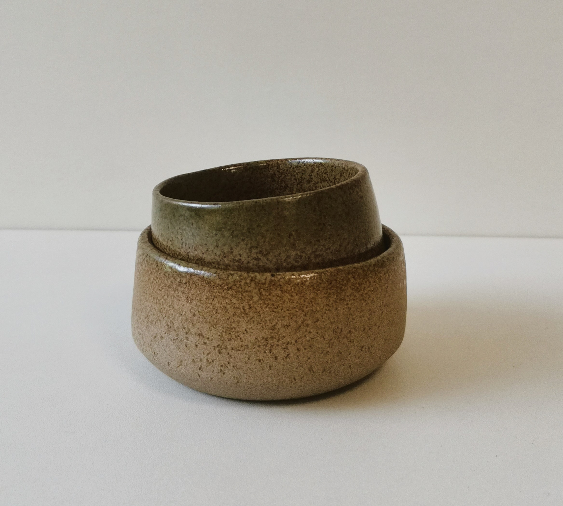 coupelle emboitement. Grès caramel, émail maison cuivre noire