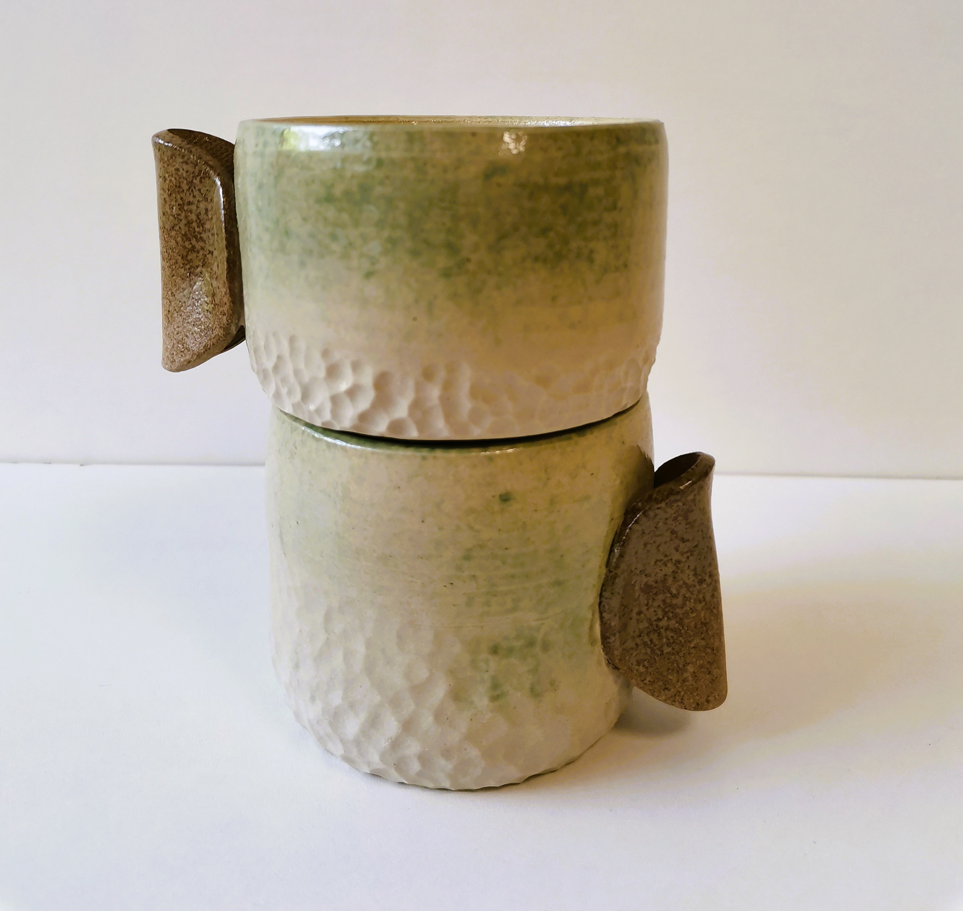 mug Bi -terre grès blanc et grès caramel. Email maison cuivre noire
