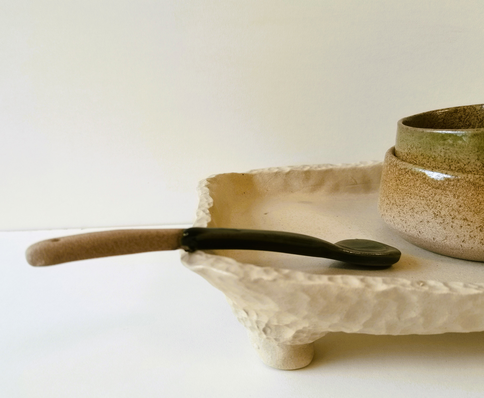 plateau grès blanc, petite cuillière grès caramel et coupelle grès caramel. Email maison de cuivre noire.