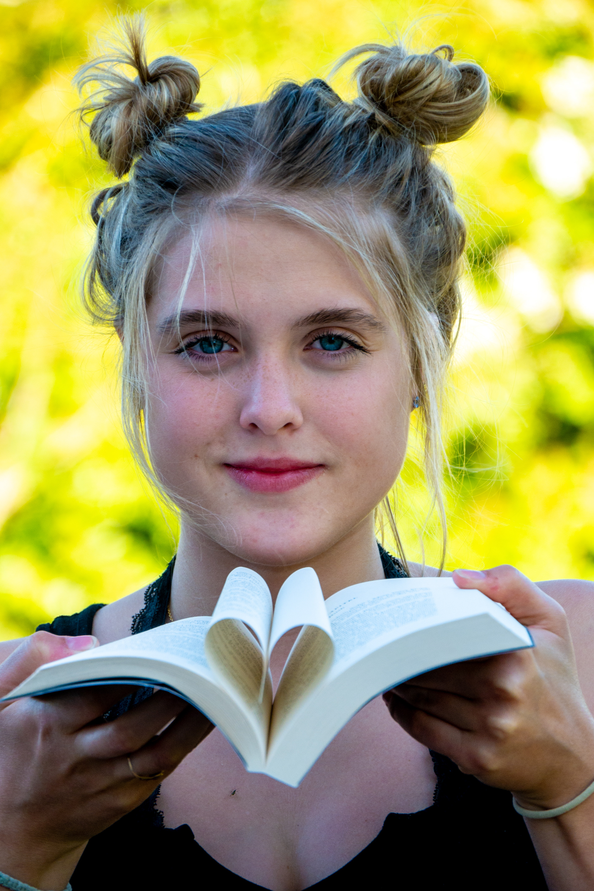 Sophia Münster mit einem Buch in der Hand für Doppelpunkt von Funk, Fotografie