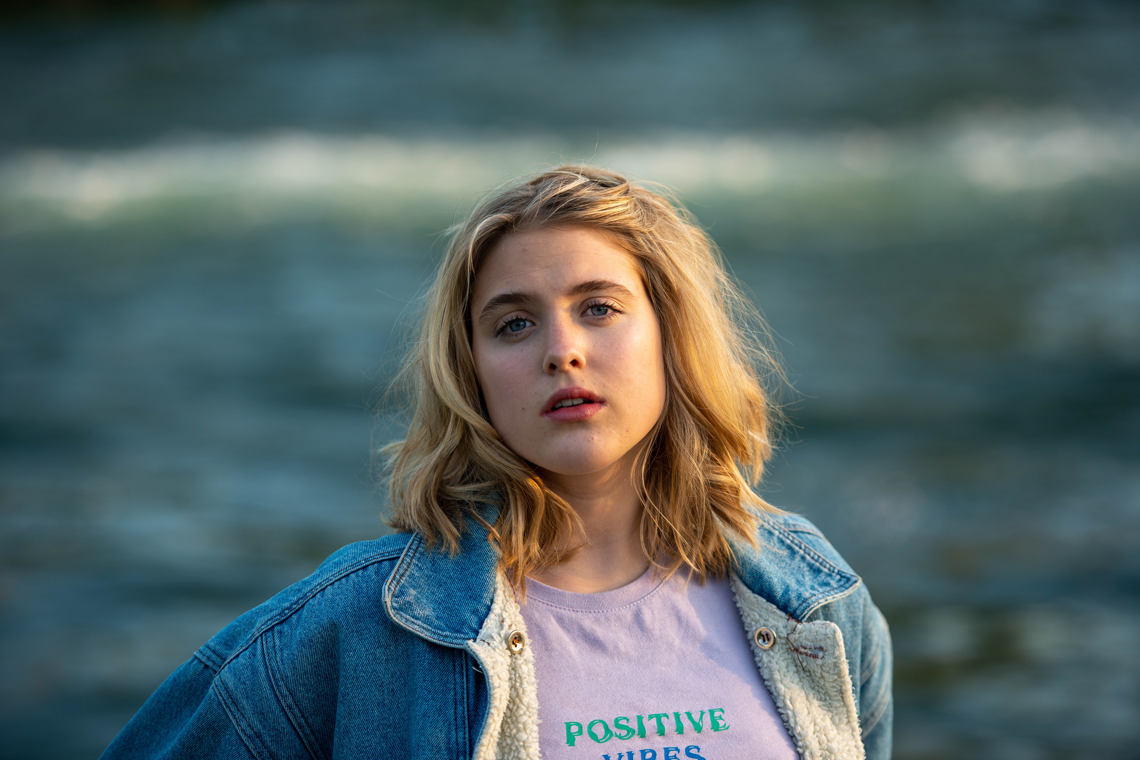 Sophie Münster vor einem Fluss, Fotografie für ihre Agentur