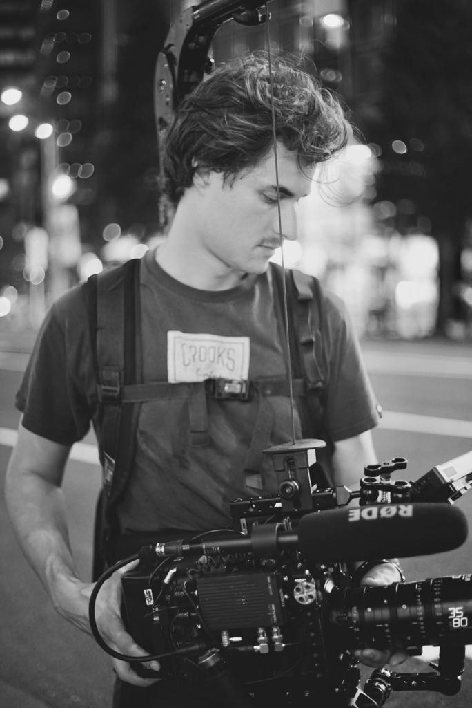 Luca Mattis Meyer (Kameramann) mit professioneller Kamera in der Hand in Tokyo