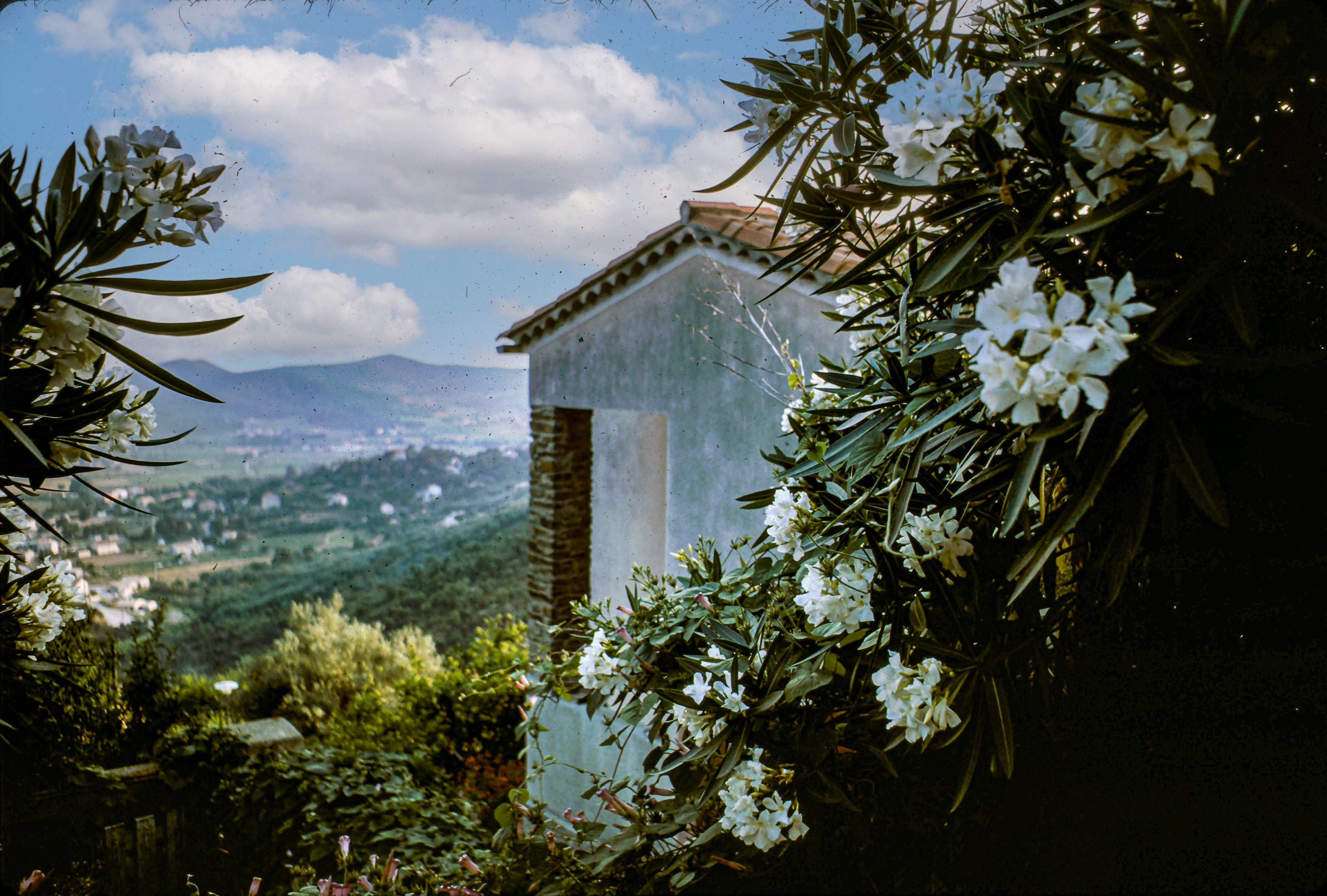 La maison adossée à la colline