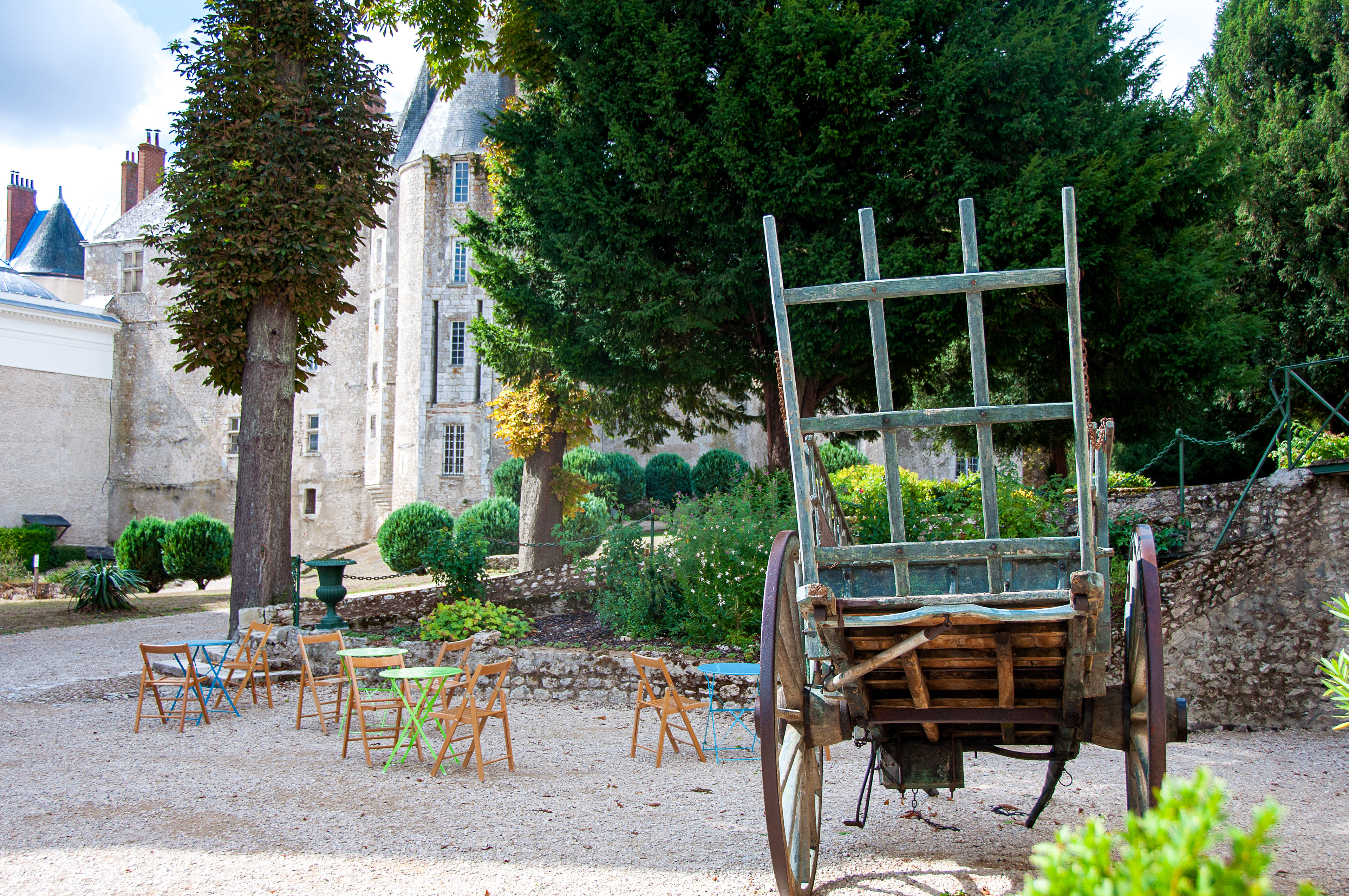 Dans la cour du Château