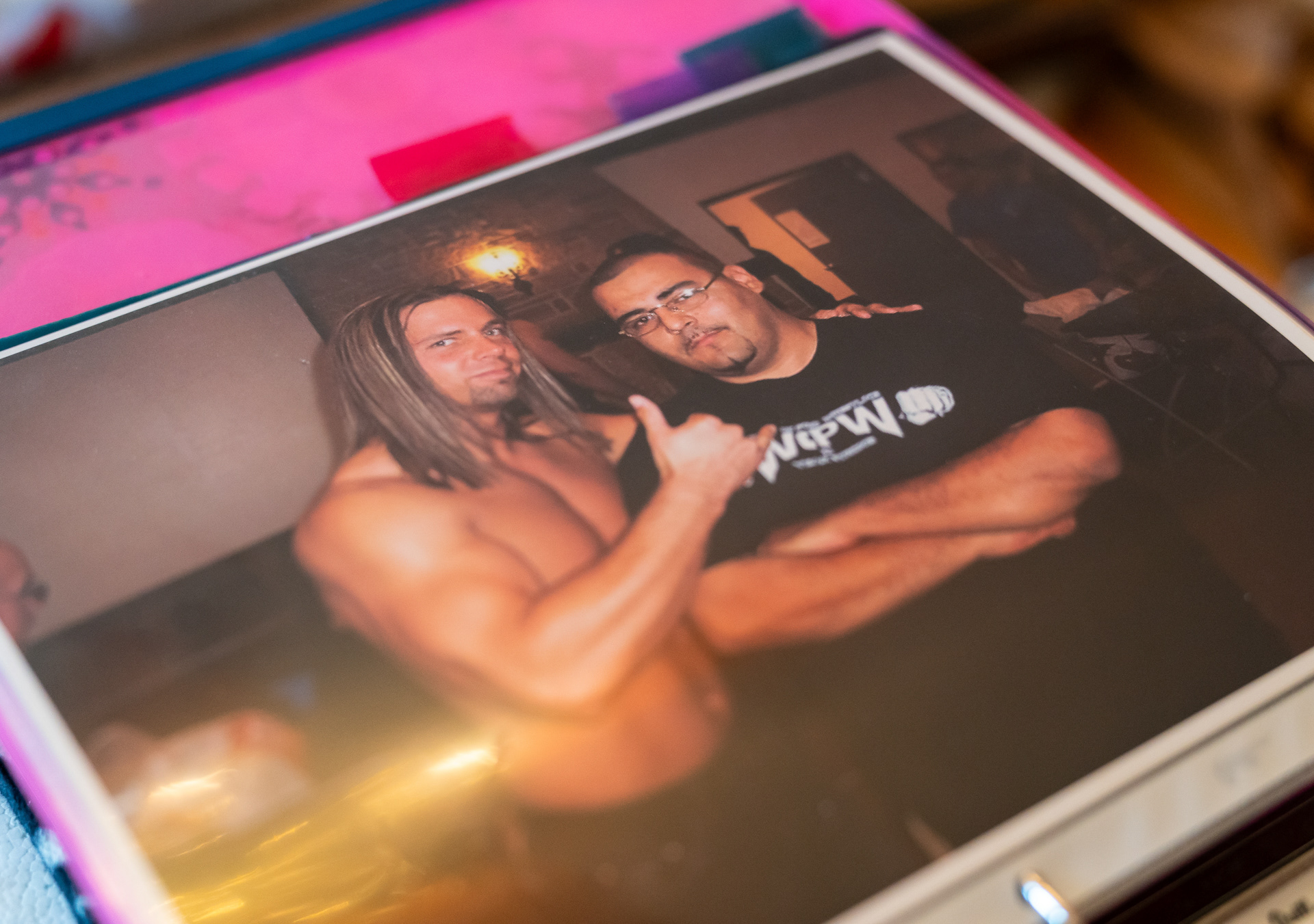 Una foto de 2007 de Daniel Cano, a la derecha, y Steve Boz, su mentor en Chicago Style Wrestling, fotografiada en un archivador en su casa en Westchester, Illinois el 17 de noviembre de 2023.