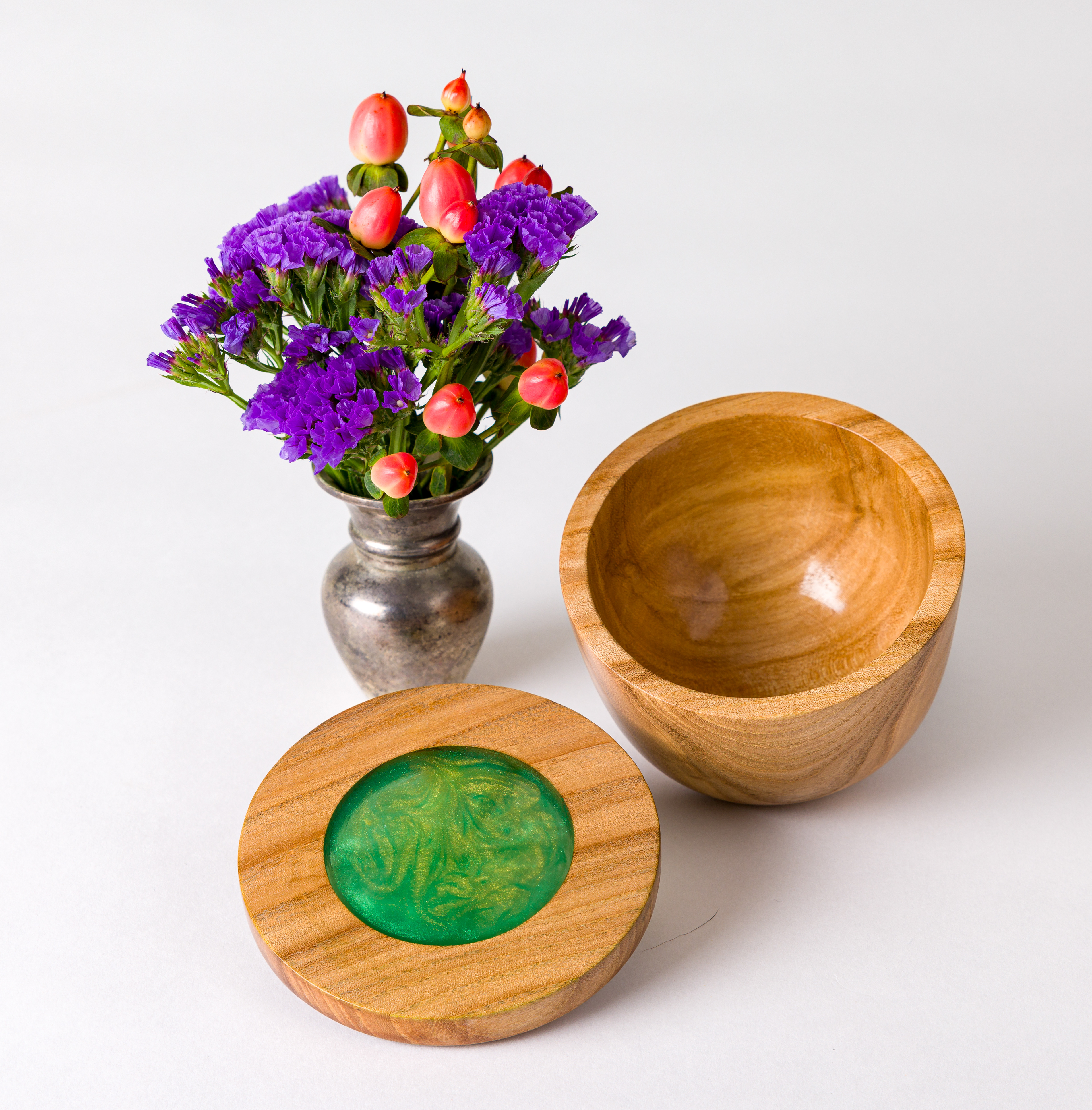 Lathe-turned box in Elm