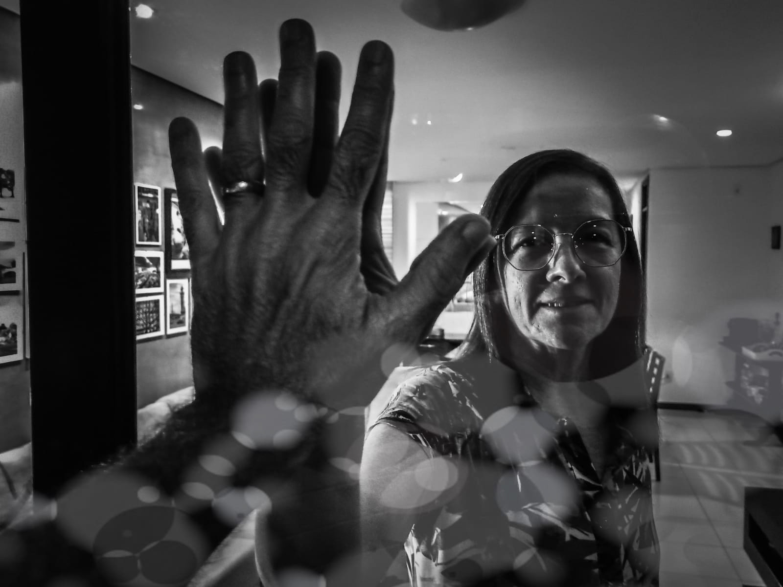 Mãos - separadas pelo isolamento