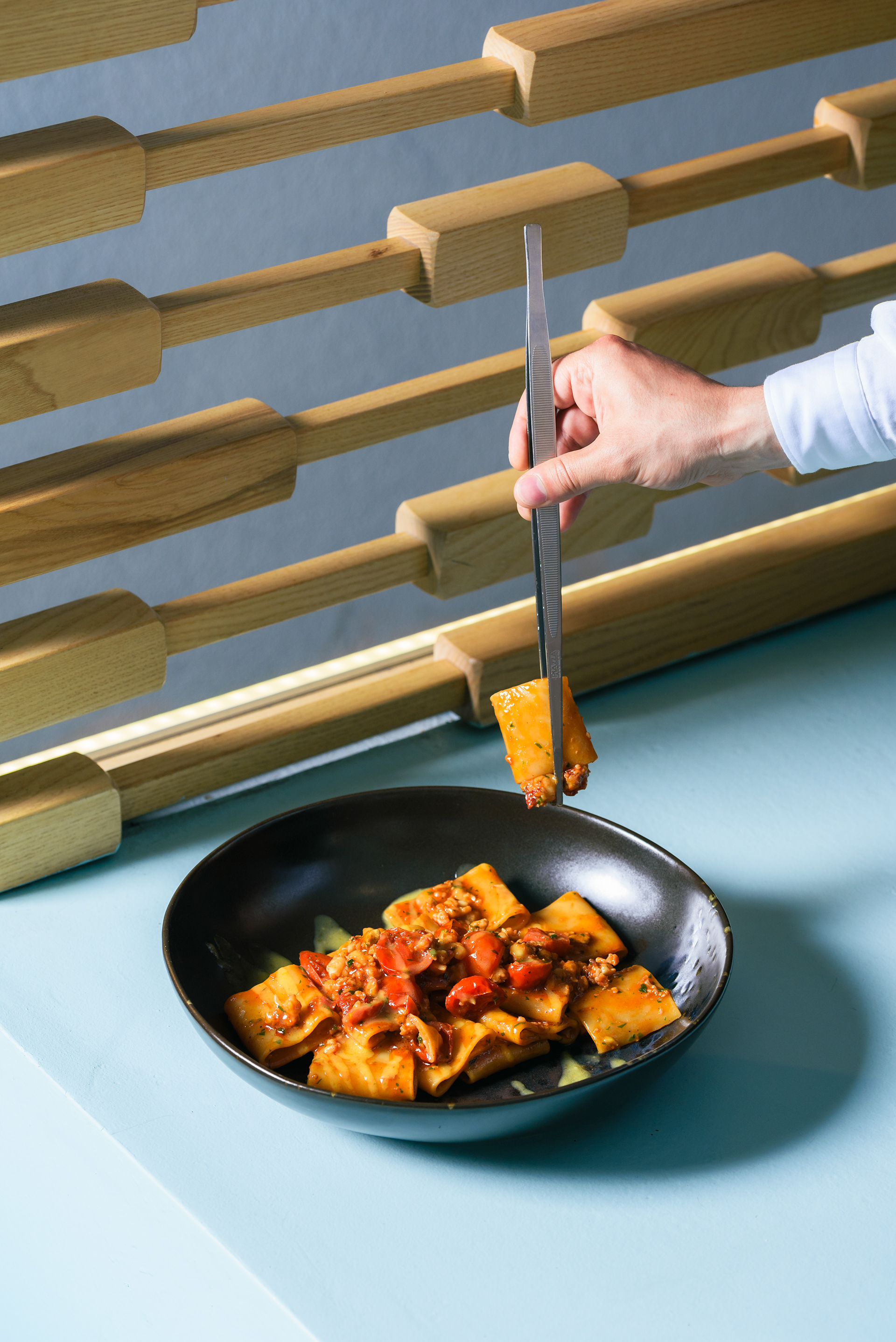Immagine di cucina autentica, realizzata con stile editoriale per trasmettere l’identità del ristorante Gelsonero