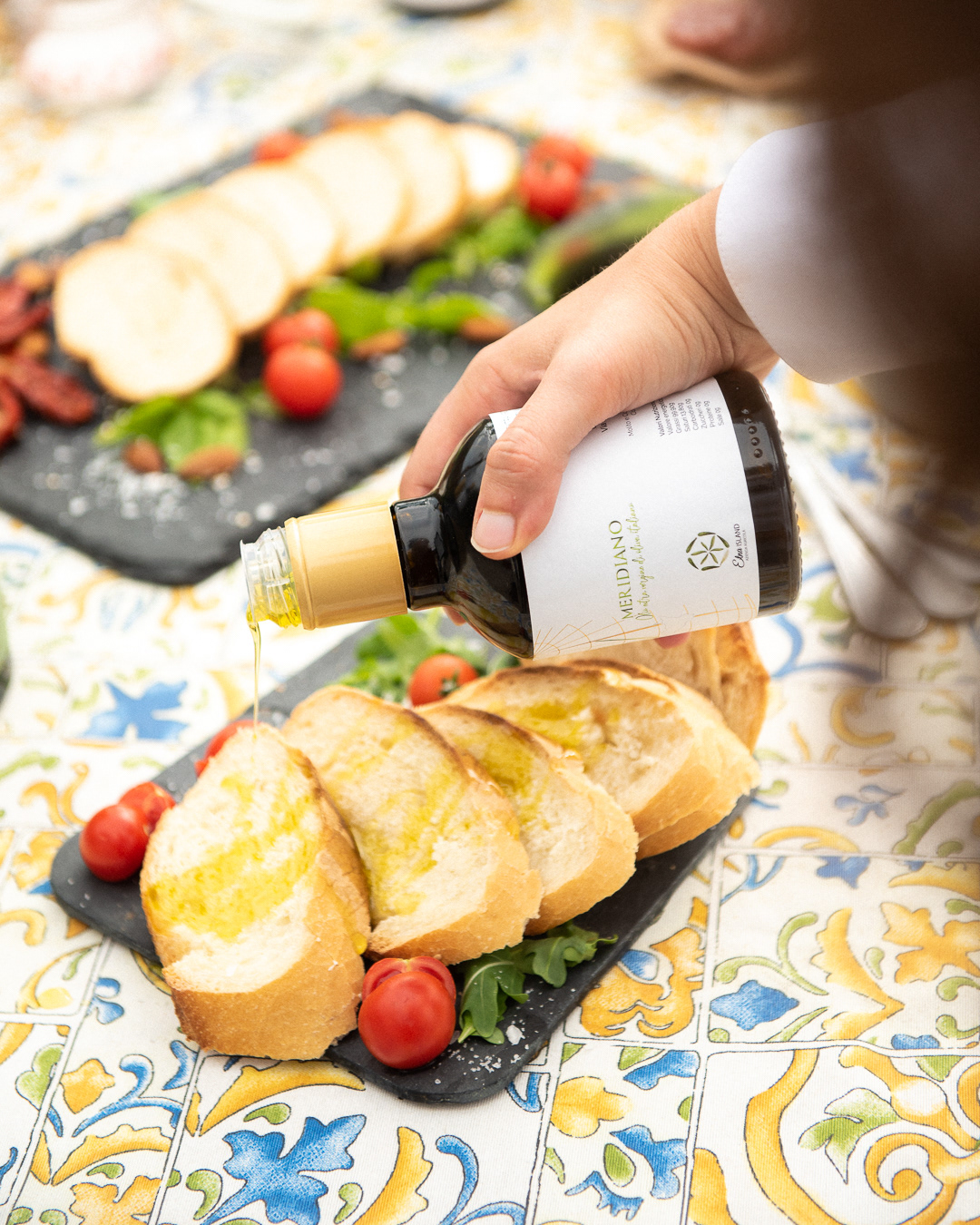 Product photography Olio Meridiano - Etna Island product lighting naturale elegante.