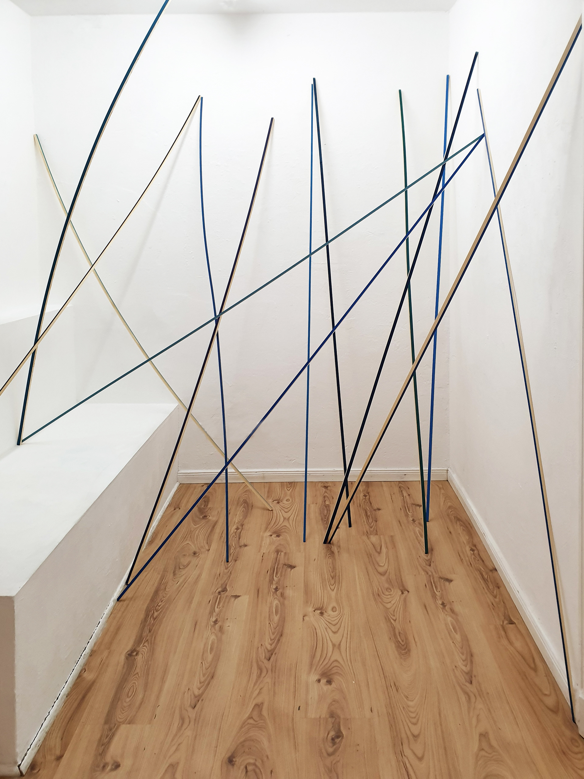 CORDILLERA (2020), ink on pinewood, 1 x 1 x 240 cm (each) and 1,3 x 1,3 x 240 cm (each) 