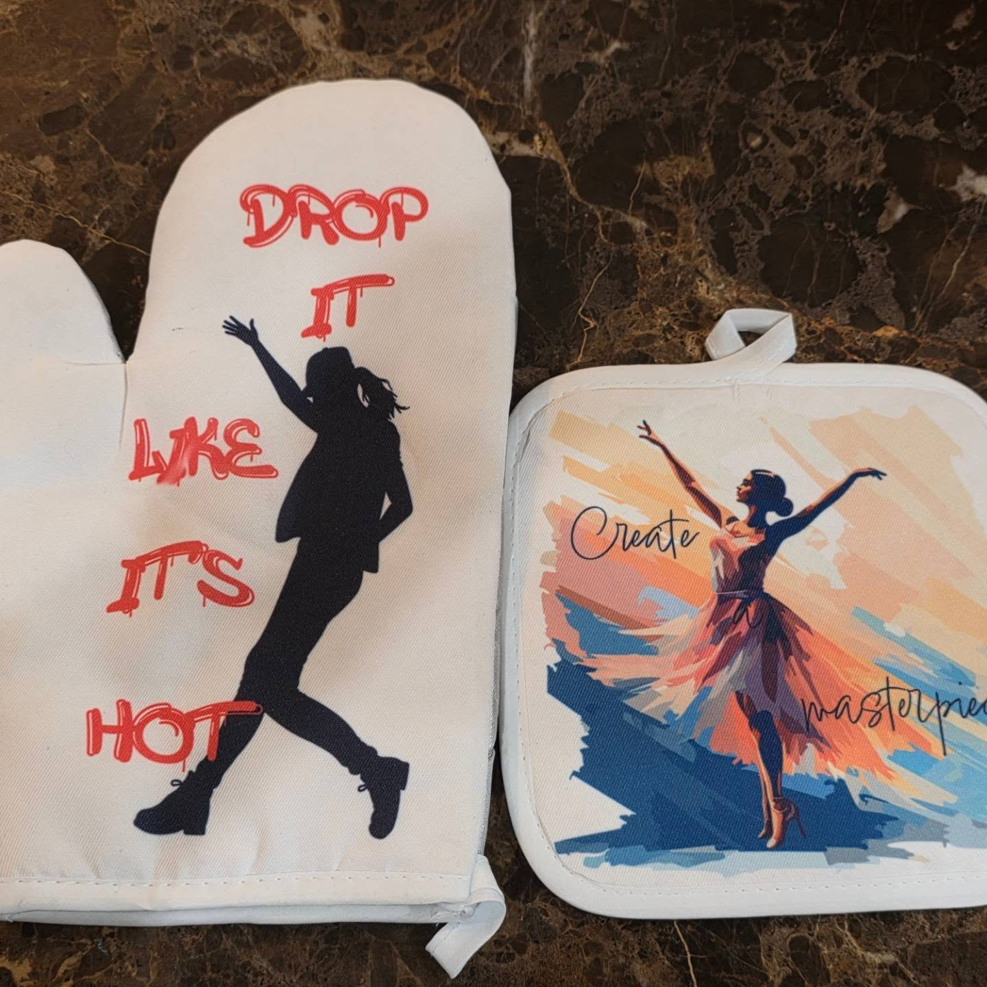 Oven Gloves and pan holder