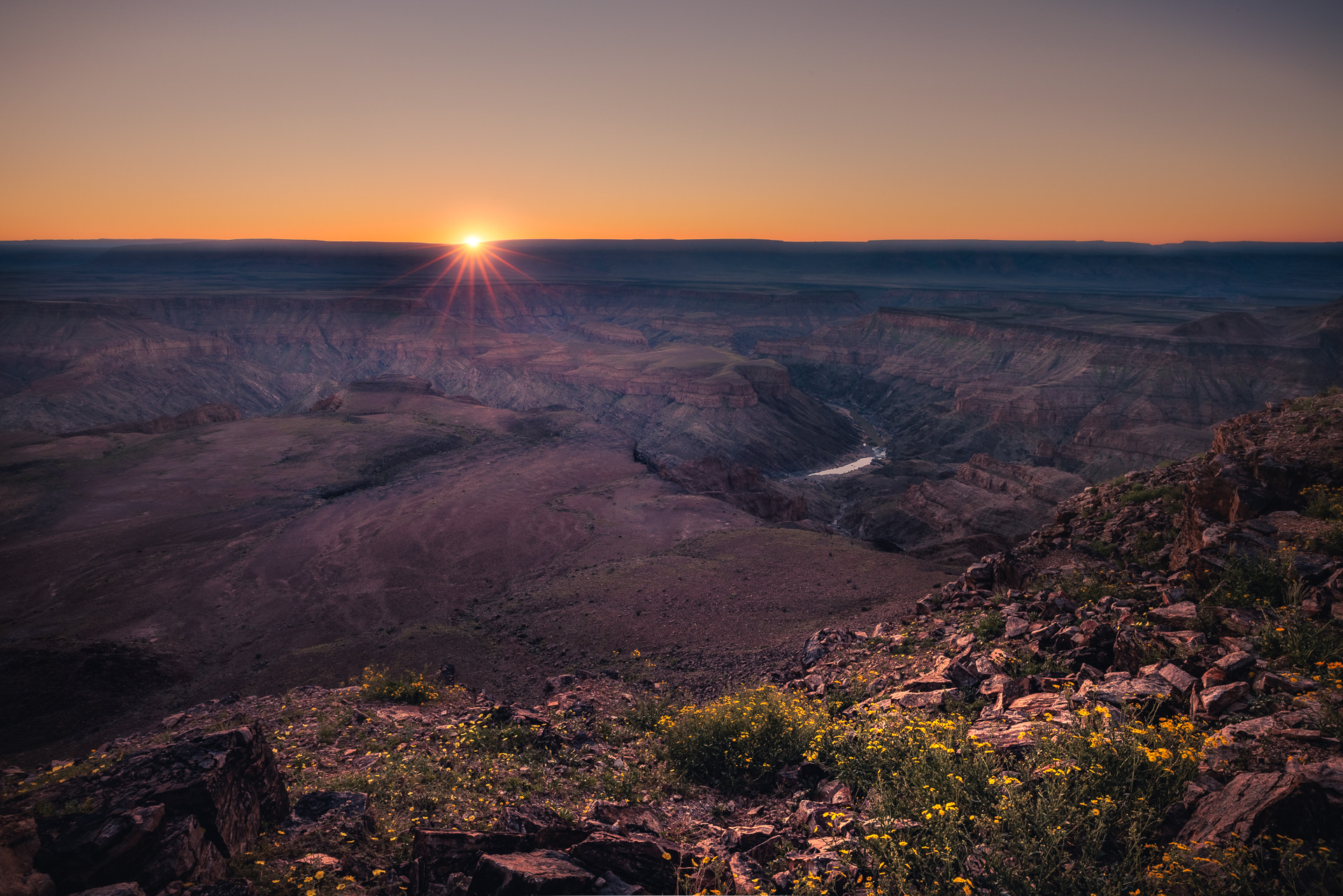 Solnedgang ved Fish River Canyon, verdens 2. største. 