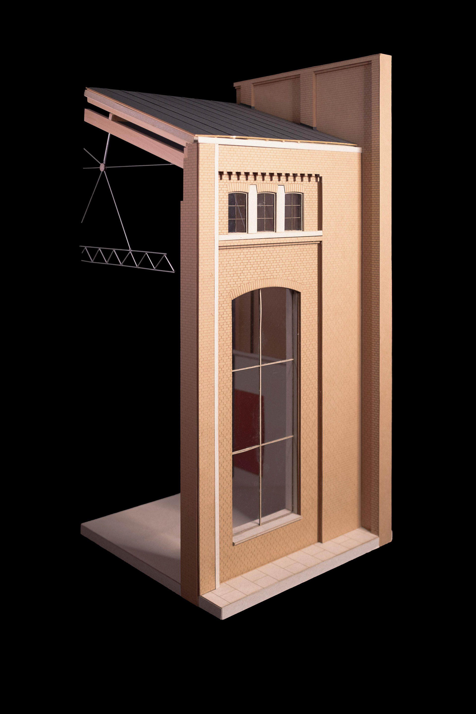 Detailmodell M 1:20 - Projekt Zanders. Backsteinfassade mit sichtbarem Fachwerkträger und historischem Rundbogenfenster