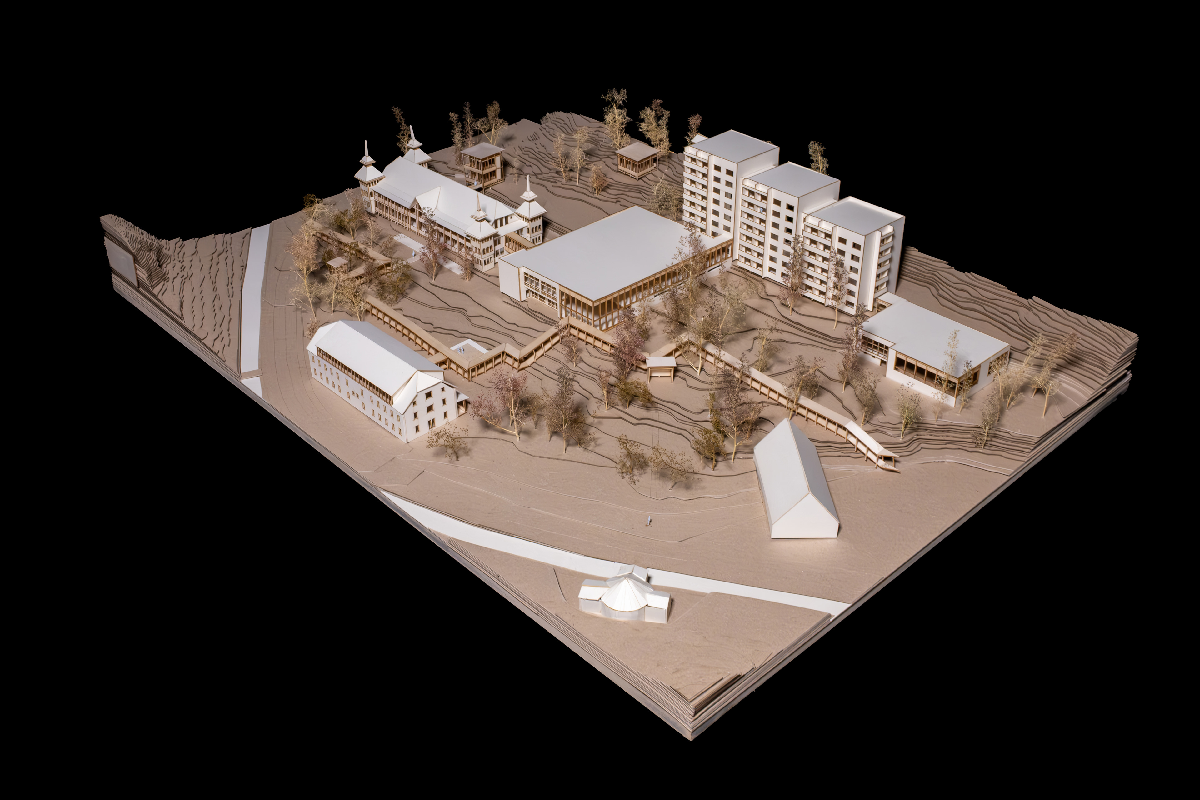 Entwurfsmodell M 1:200 - Projekt Alexisbad. Geländemodell mit Topografie, Bestandsbebauung und Neubauten inklusive der neuen Follies