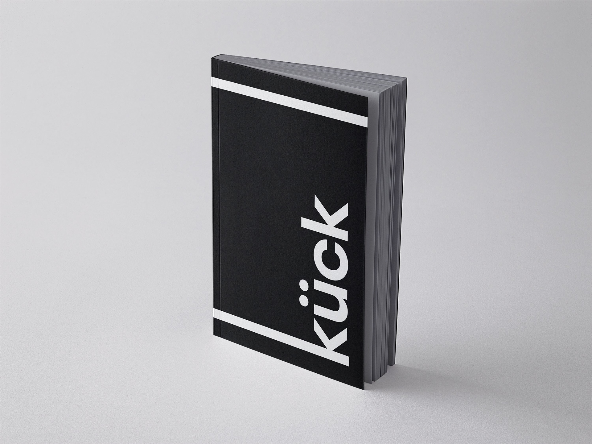 Cover des Architektur-Portfolios von Leo Kück — schwarzes Hardcover mit weißem Schriftzug „kück"