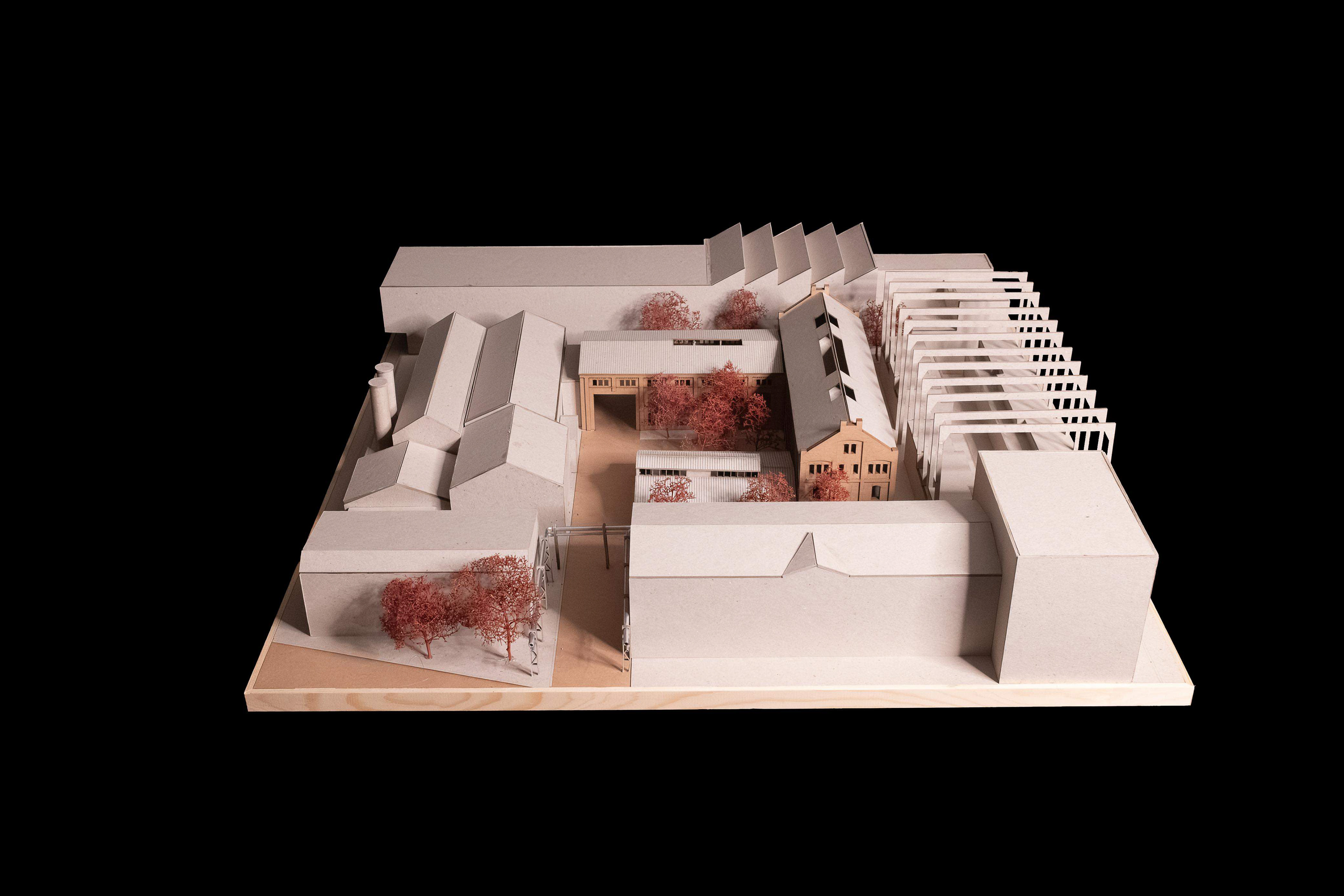 Entwurfsmodell M 1:200 - Projekt Zanders. Historischer Industriekomplex mit Innenhof, Dachstruktur und Baumbesatz
