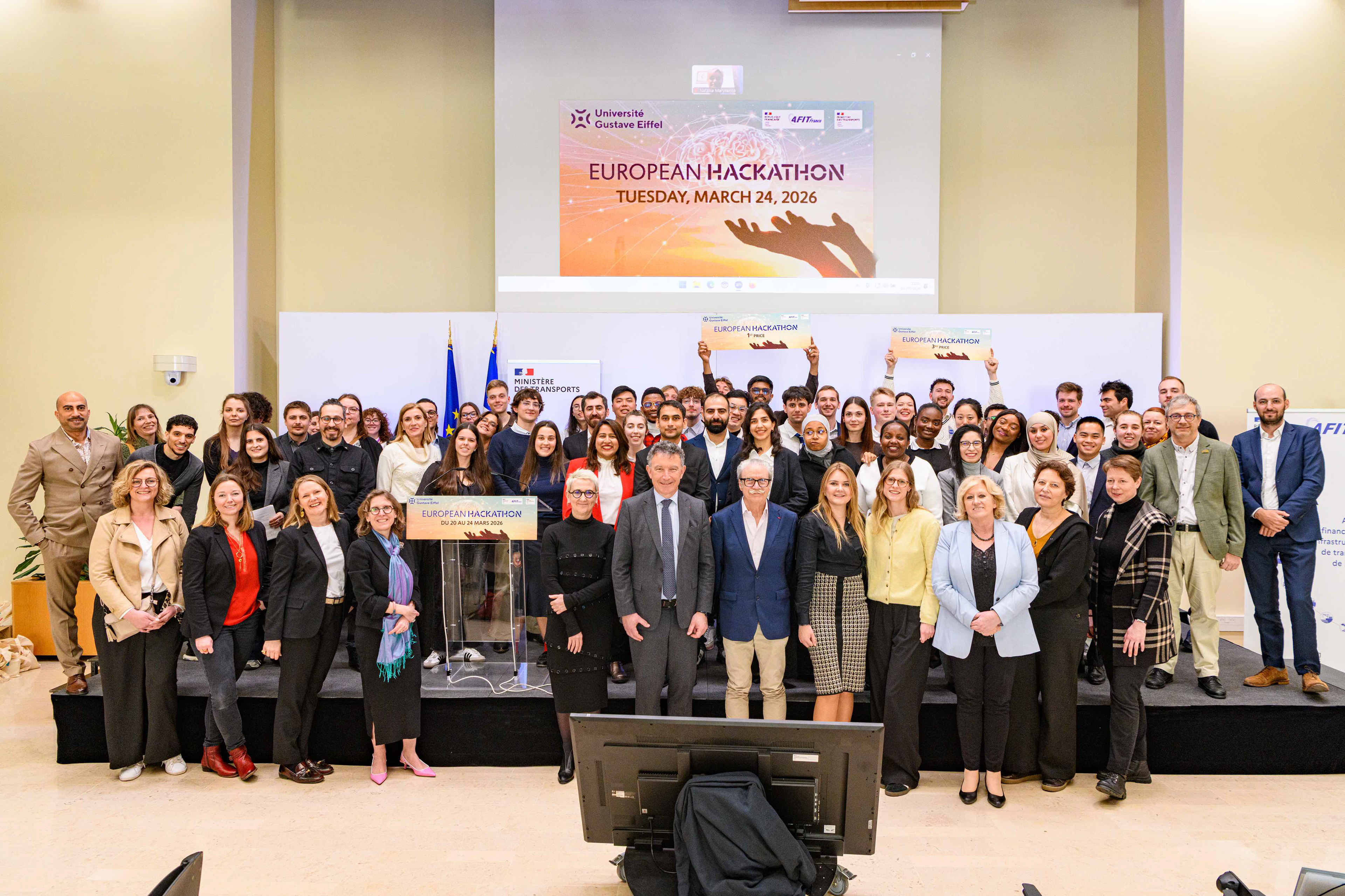 Gruppenfoto aller Teilnehmenden des European Hackathon 2026 im französischen Umweltministerium in Paris — Université Gustave Eiffel, März 2026