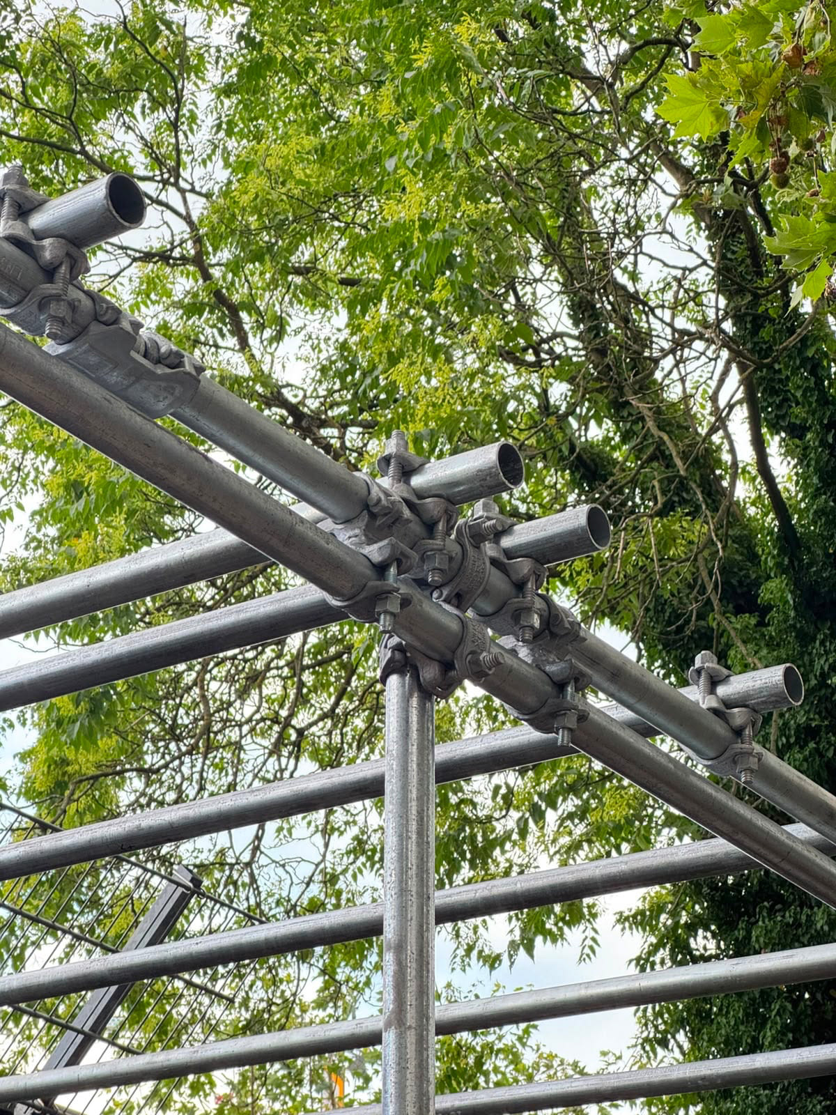 Knotendetail Pavillon Ehrenfeld – Gerüstkupplungen an Längs- und Querträgern, gesteckte und geschraubte Verbindung im oberen Trägerbereich