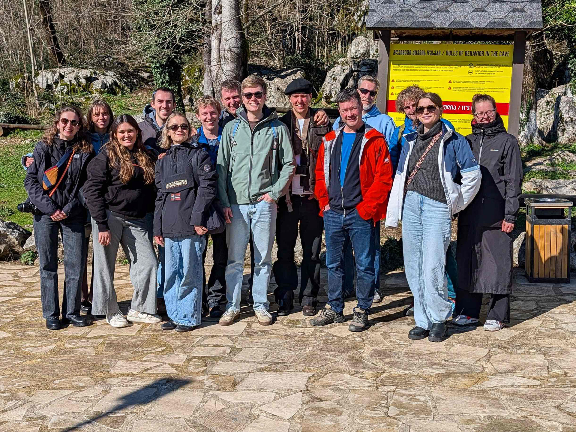 Gruppenfoto der SKIA-Teilnehmenden vor einer Höhle in Georgien — Ski & Architecture Exchange, Mestia 2026