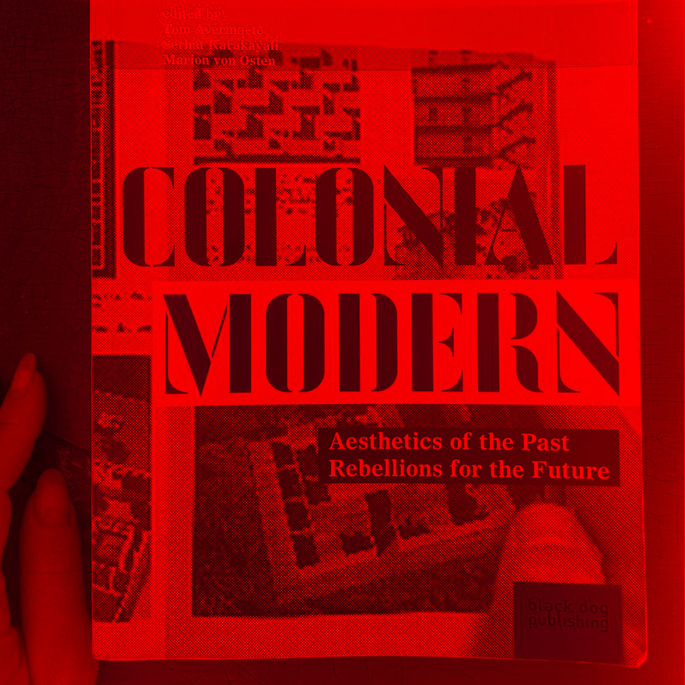 Eingefärbte Fotographien des Buches "Colonial Modern. Aesthetics of the Past - Rebellions for the Future" von Tom Avermaete, Serhat Karakayali und Marion von Osten (2010)
