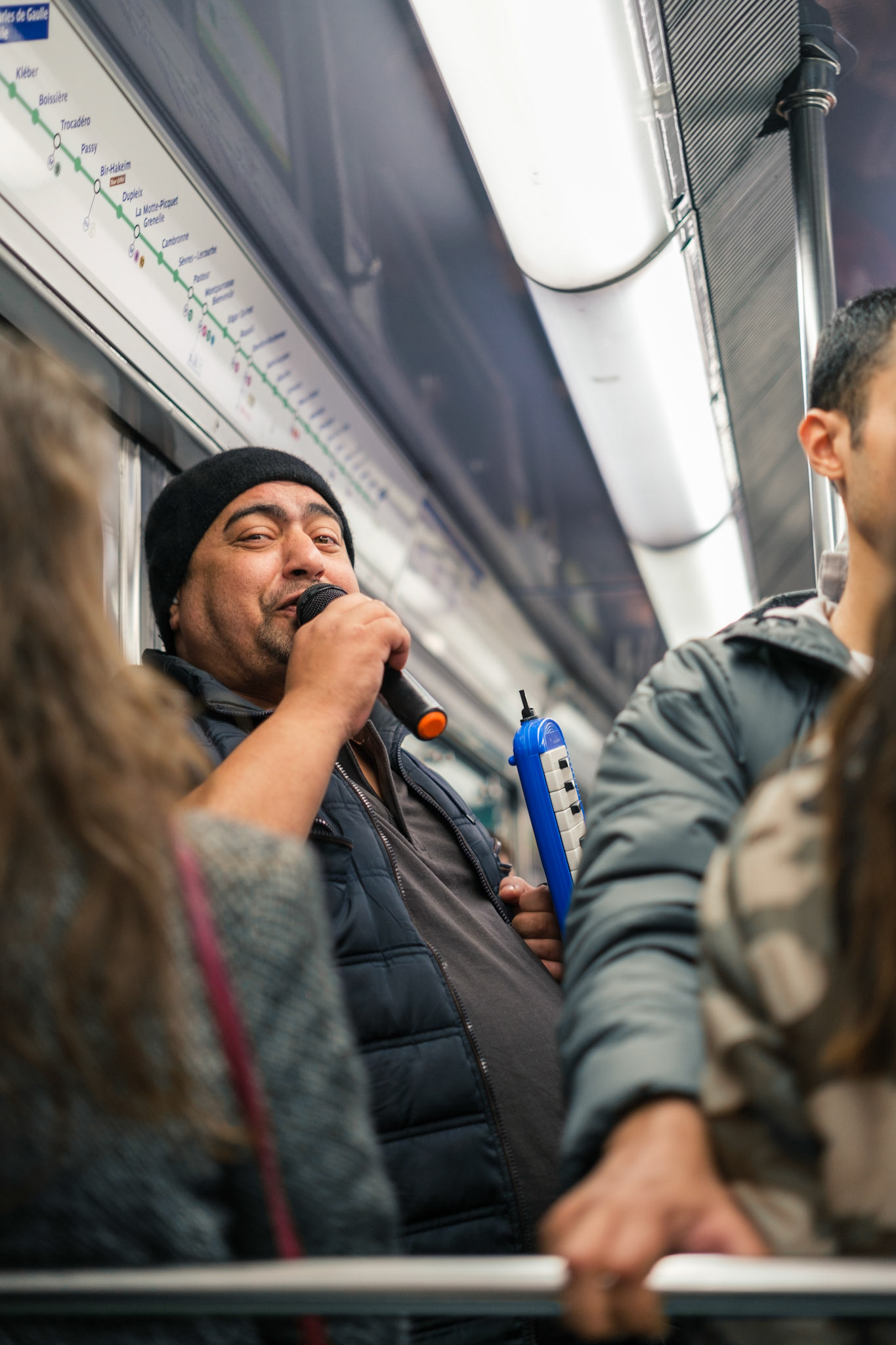 Singer in the subway, Paris